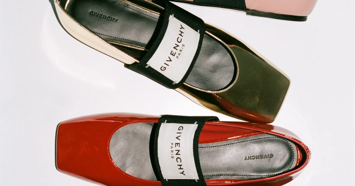 ジバンシィ】から、洗練されたスクエアトゥが印象的なバレエシューズが