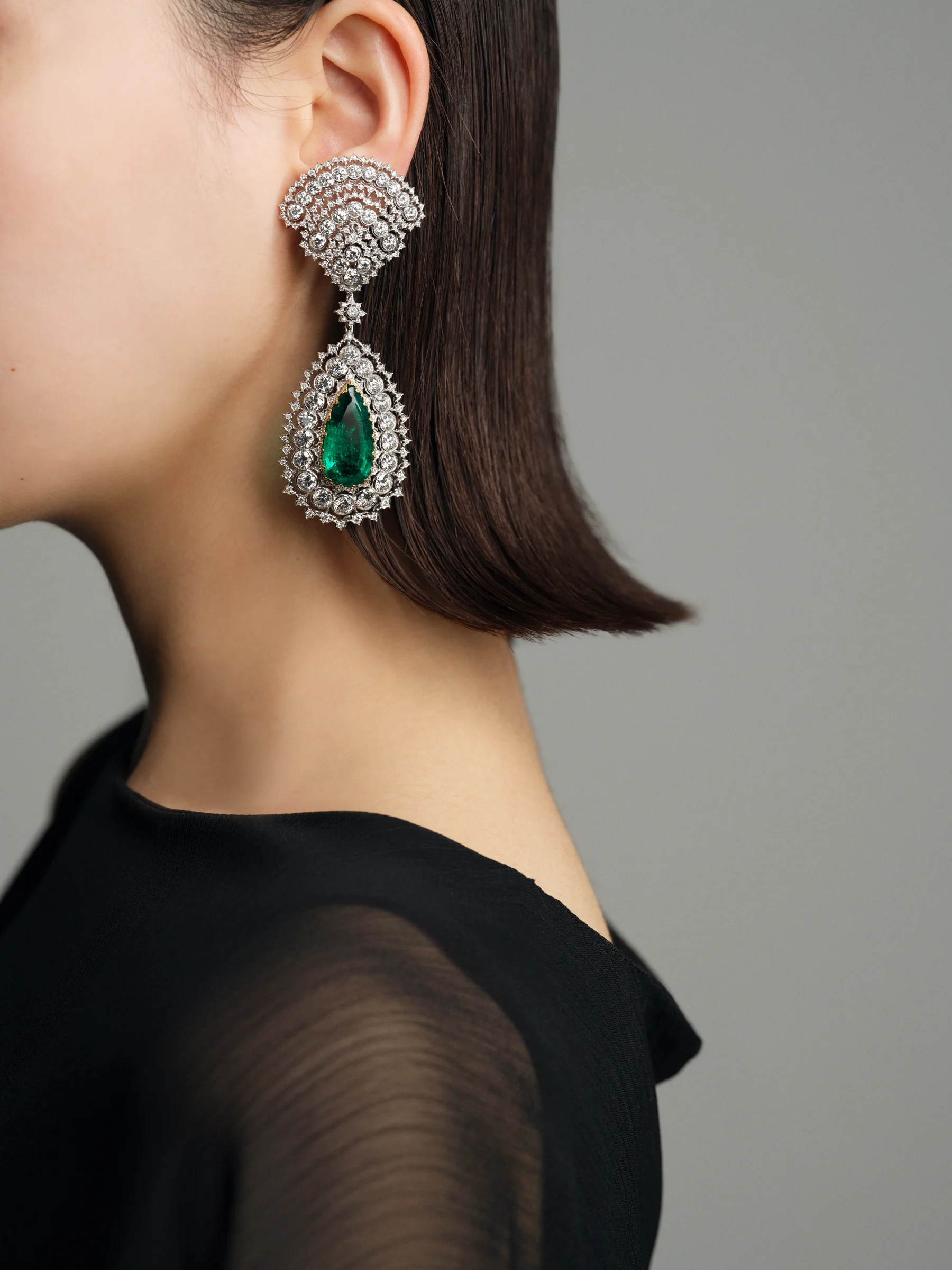 「カクテル ペンダント イヤリング」イヤリング〈エメラルド、ダイヤモンド、ホワイトゴールド、イエローゴールド〉￥150,370,000／ブチェラッティ　トップス／スタイリスト私物