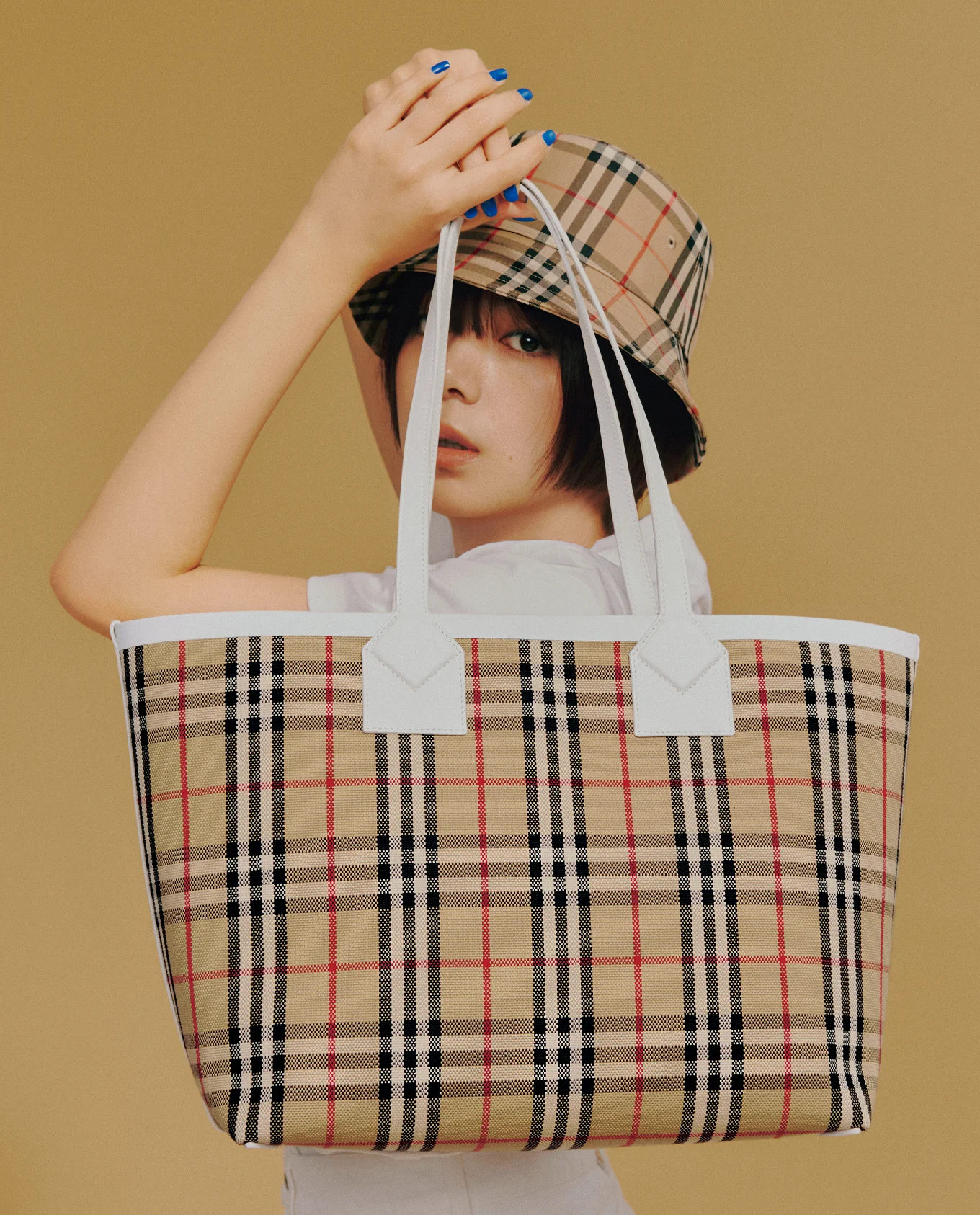 BURBERRY】池田エライザが誘うオプティミズム「夏の日のバーバリー