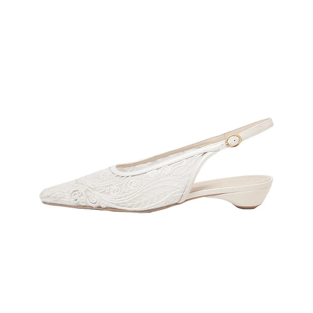 シューズ〈ヒール2.5cm〉￥58,300／マメ クロゴウチ オンラインストア（マメ クロゴウチ）