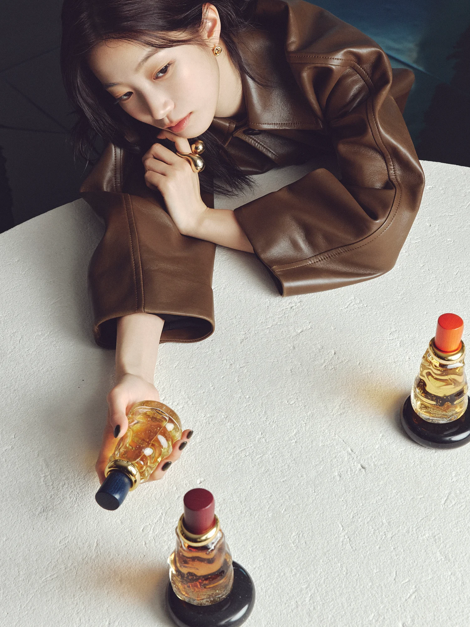 「メッツァノッテ コレクション」（左から）ヒノキ パルファム、グッドモーニング・ミッドナイト パルファム、オールモスト・ドーン パルファム各100ml￥75,900・ジャケット￥1,059,300・リング￥167,000・イヤリング￥119,900／ボッテガ・ヴェネタ ジャパン（ボッテガ・ヴェネタ）