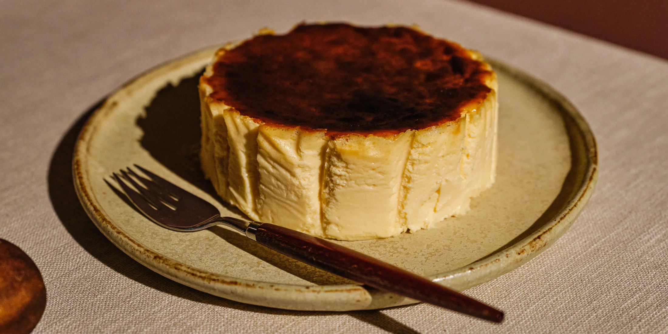 ミシュランシェフ東鉄雄が手がけるスイーツブランド【ブランカ】のバスクチーズケーキが麻布台ヒルズに登場！