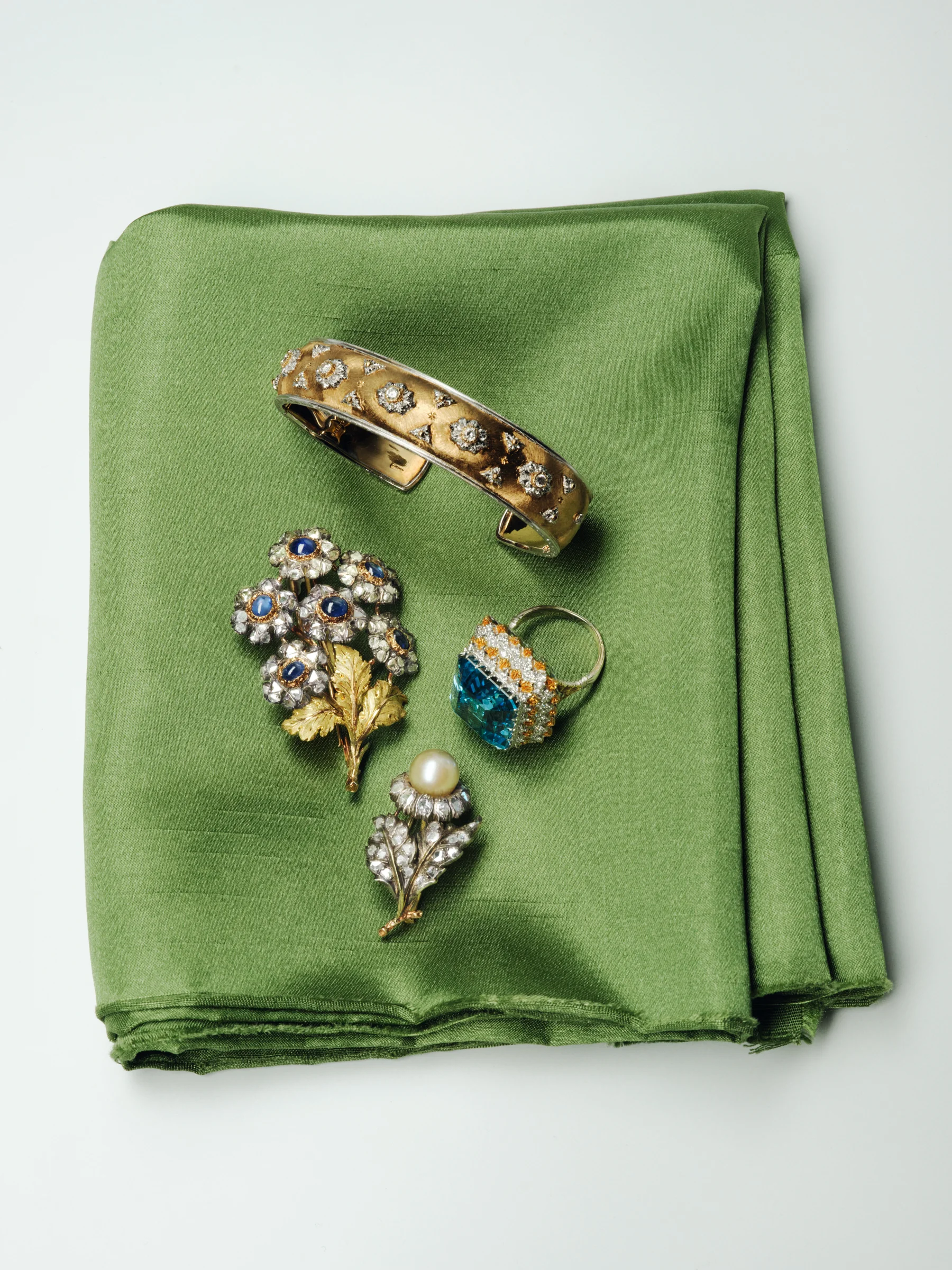 ドレス￥500,500（予定価格）・靴（参考色）￥146,300（予定価格）／ロエベ ジャパン クライアントサービス（ロエベ）×Ｗ14.4×Ｄ19.5〉￥488,400・ニット￥223,300・パンツ￥150,700・スニーカー￥189,200／ロエベ ジャパン クライアントサービス（ロエベ）