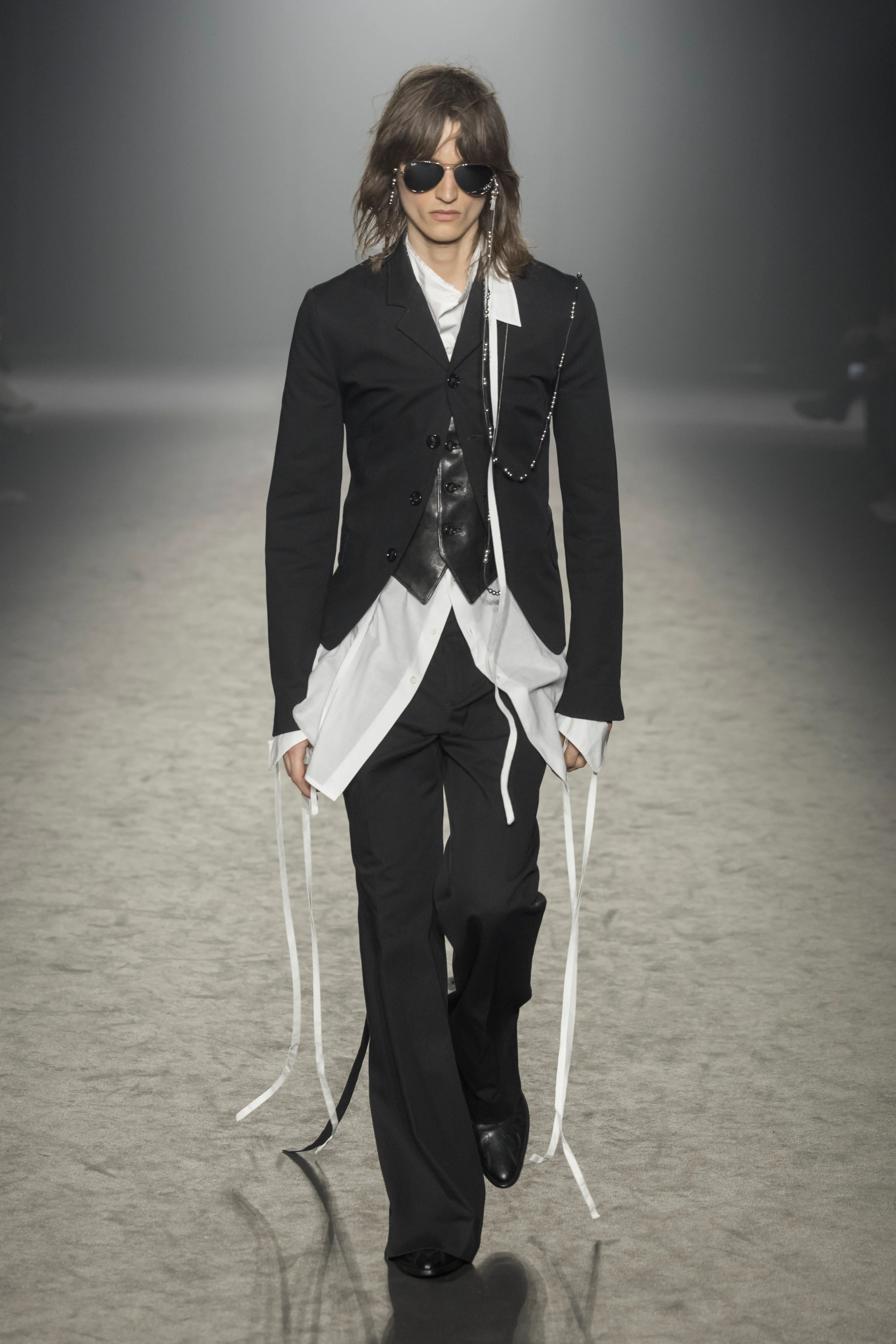 2025年秋冬コレクション_ANN DEMEULEMEESTER(アン ドゥムルメステール)_モデル_6