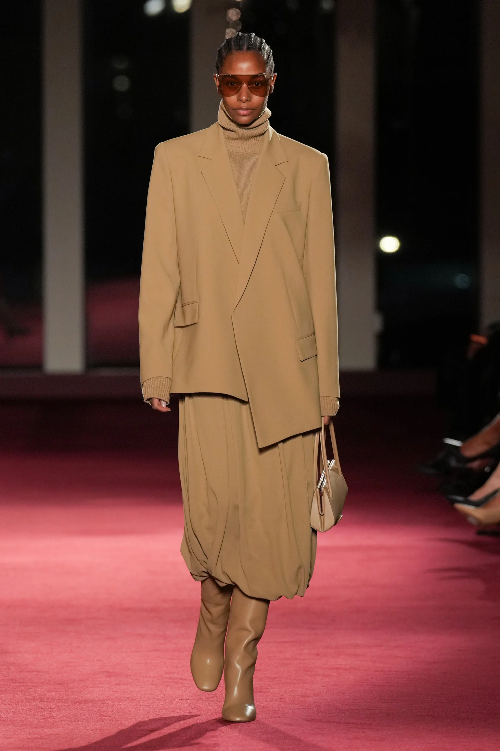 2026-27年秋冬コレクション_MICHAEL KORS COLLECTION(マイケル・コース コレクション)_モデル_25