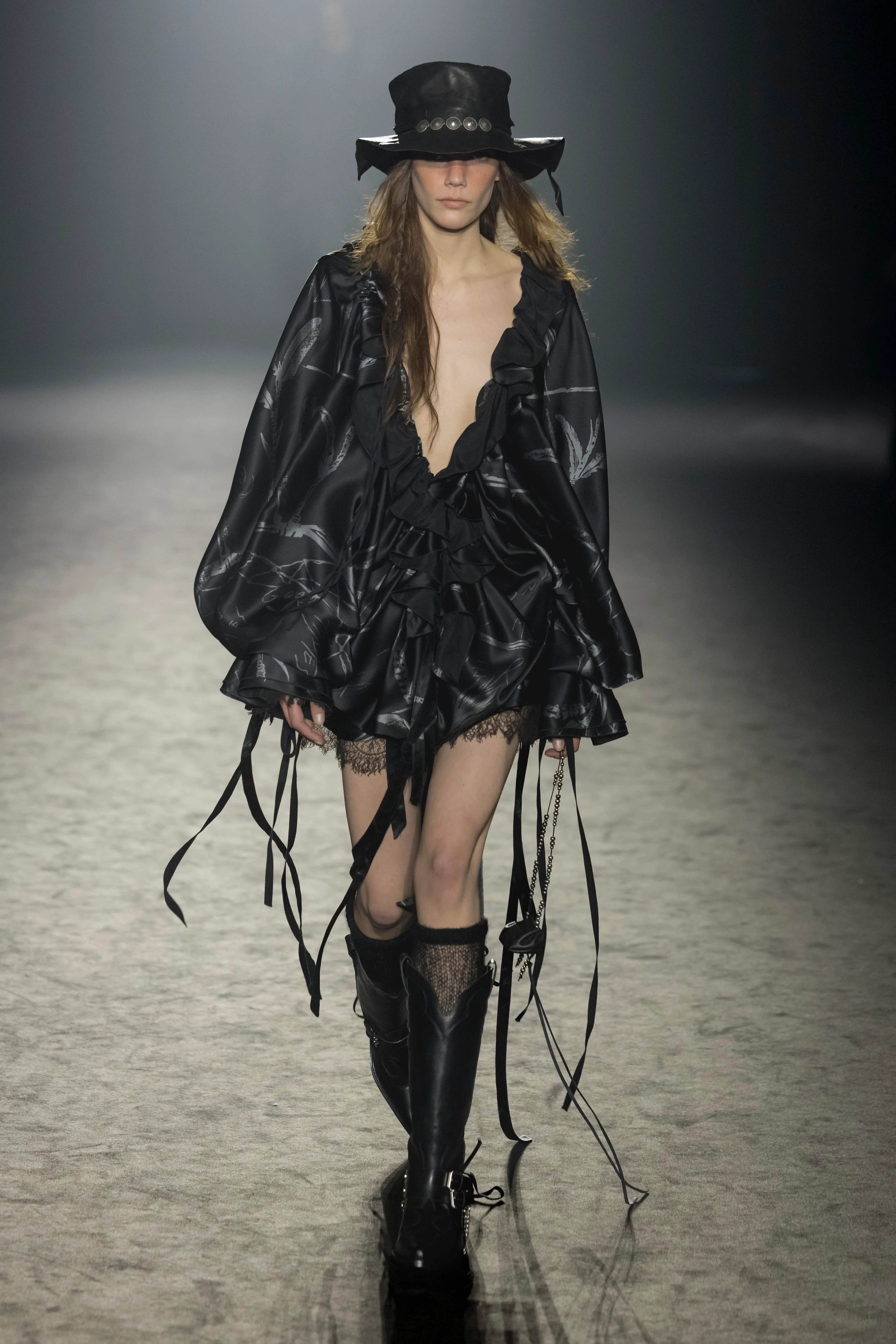 2025年秋冬コレクション_ANN DEMEULEMEESTER(アン ドゥムルメステール)_モデル_9
