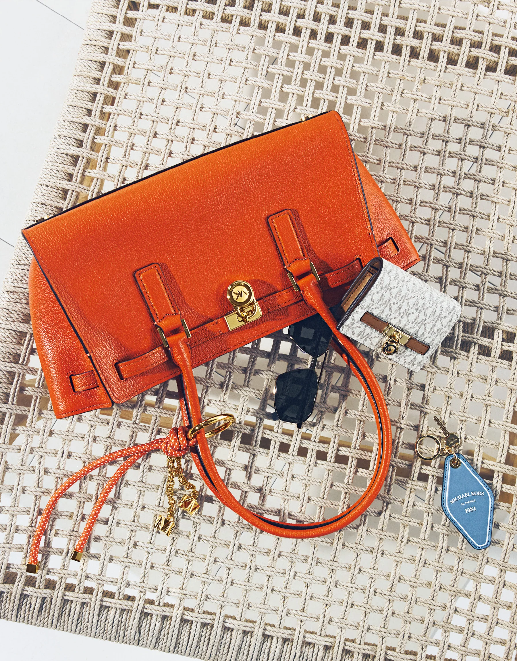 バッグ「ハミルトン・モダン サッチェル ラージ」〈Ｈ30×Ｗ36×Ｄ16.5〉￥62,700（マイケル マイケル・コース）・ウィンド ブレーカー￥52,800・ポロシャツ￥29,700・パンツ￥52,800・スニーカー￥33,000（すべてマイケル・コース メンズ）