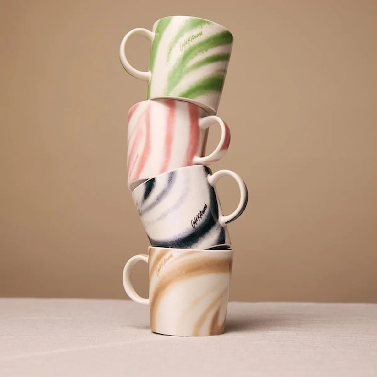 【カフェ キツネ】と【イッタラ】がコラボ！ 4色のマグカップをイメージしたドリンクも登場