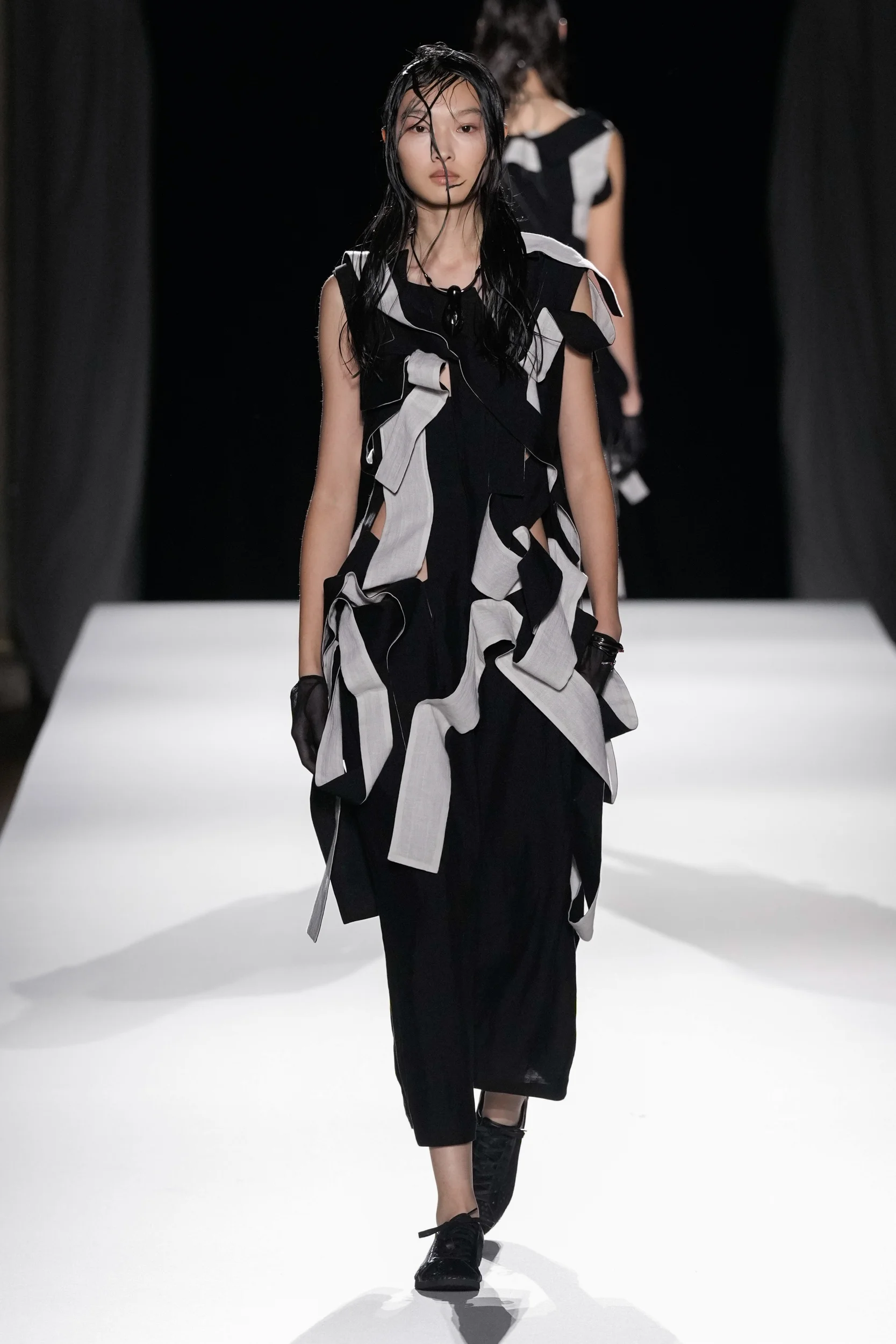 2026年春夏コレクション_YOHJI YAMAMOTO(ヨウジヤマモト)_モデル_12