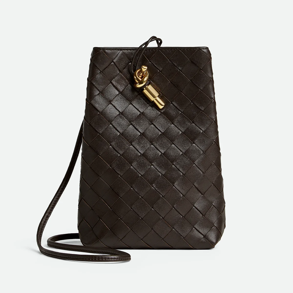 ポーチ「アンディアーモ フォンポーチ」〈H21.5×W14×D7cm〉￥269,500／ボッテガ・ヴェネタ ジャパン（ボッテガ・ヴェネタ）