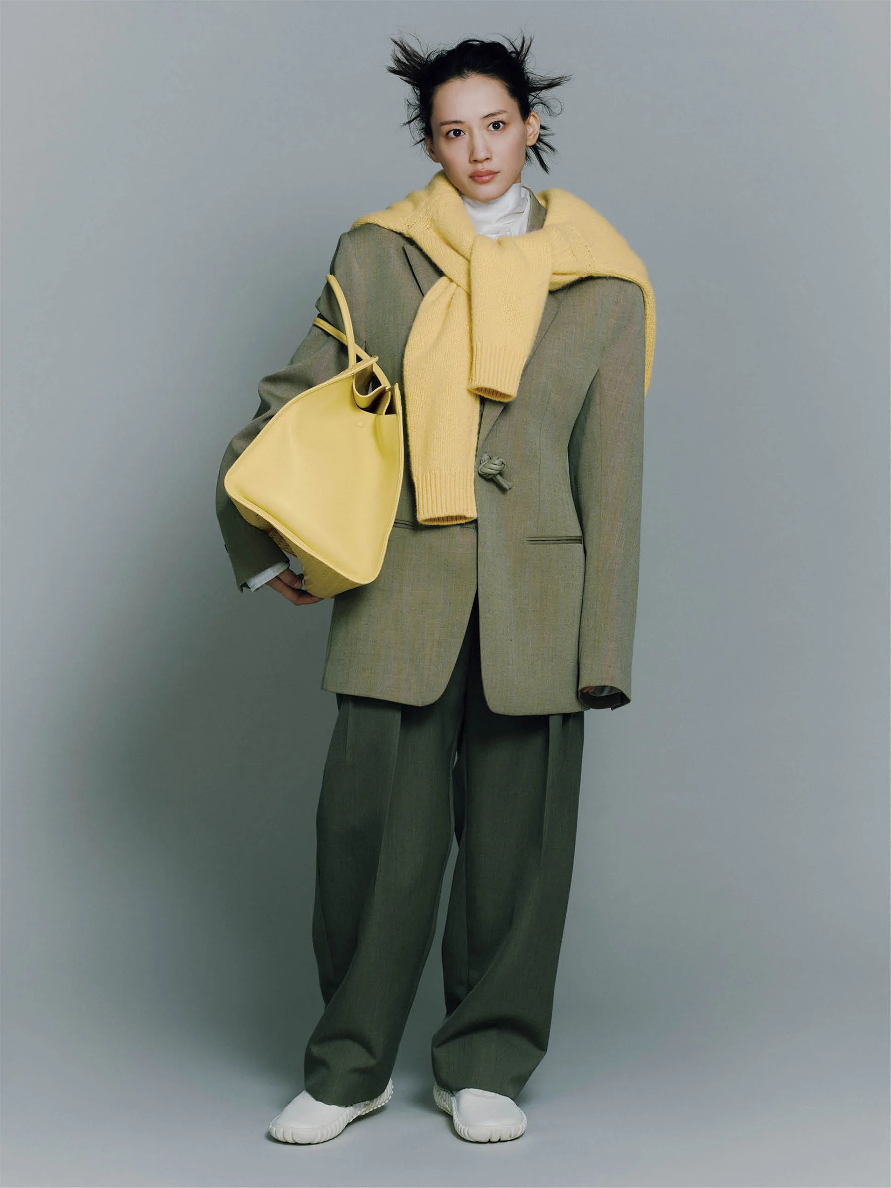 ジャケット￥579,700・中に着たスリーブレストップス￥220,000・パンツ（参考色）￥260,700・セーター￥359,700・バッグ「ラージ バーバラ」（参考色）￥1,188,000・靴￥165,000・シャツ（参考商品）／ボッテガ・ヴェネタ ジャパン（ボッテガ・ヴェネタ）