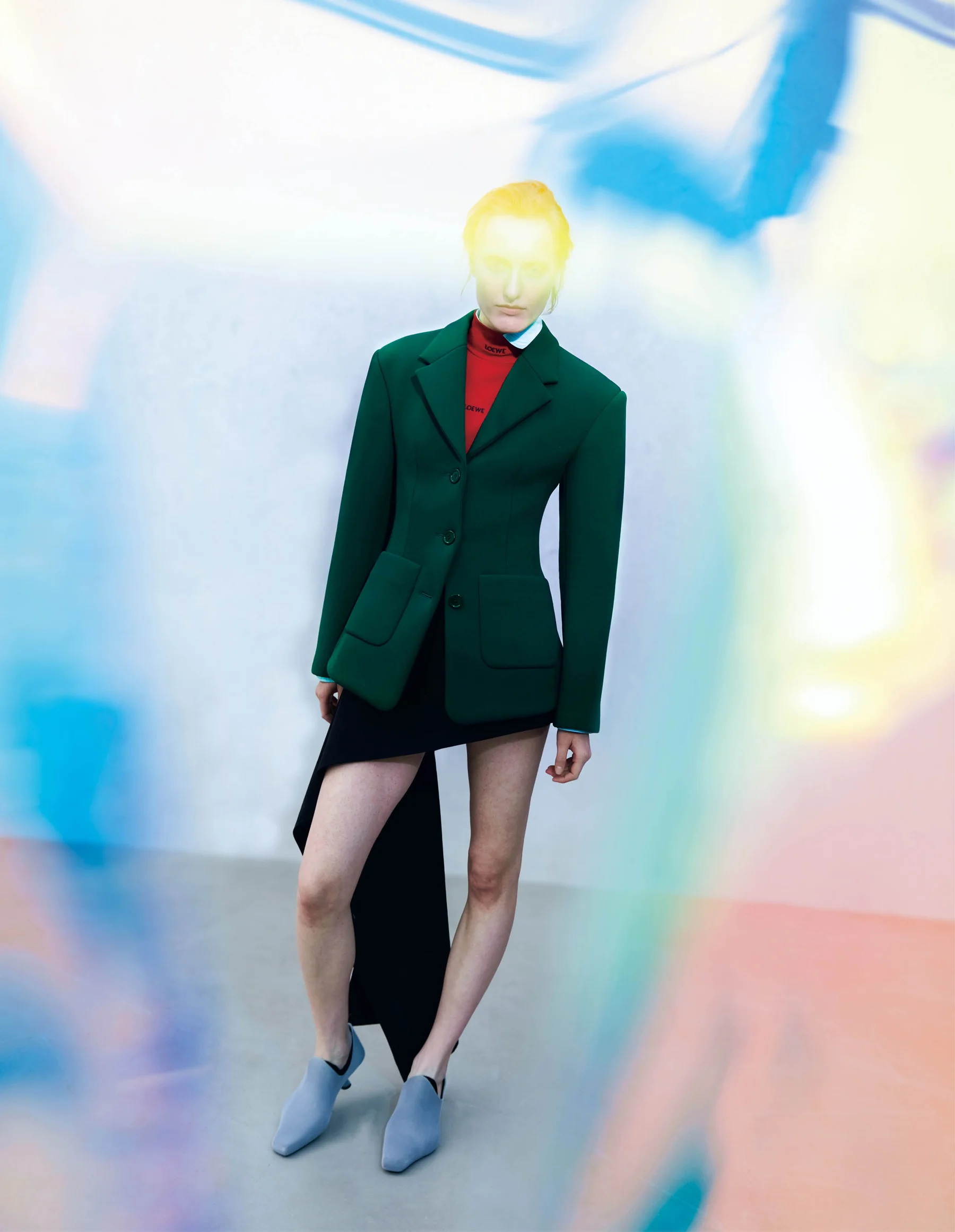 ジャケット￥393,800（予定価格）・スカート￥214,500（予定価格）・トップス・シャツ・靴（すべて参考商品）／ロエベ ジャパン クライアントサービス（ロエベ）