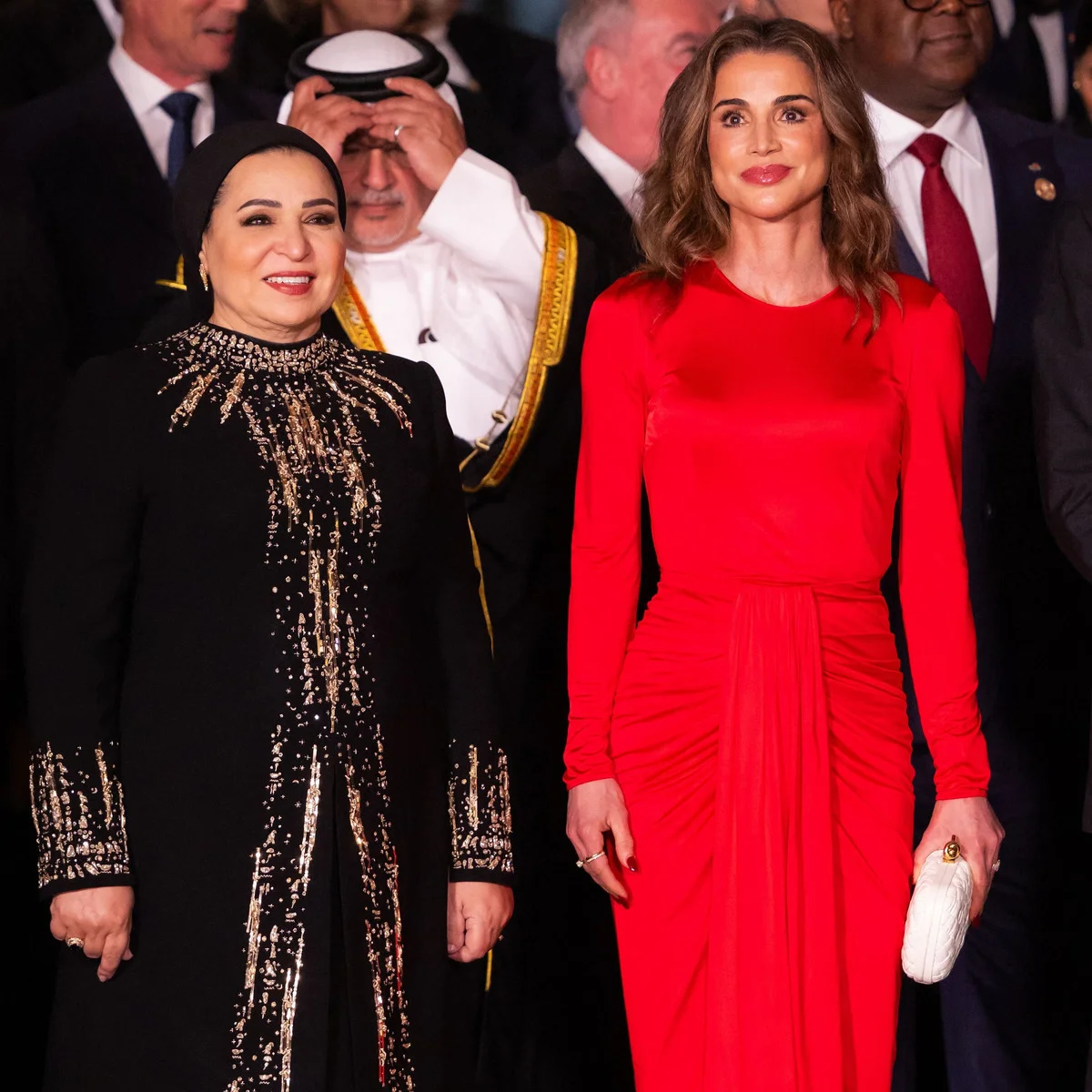 ヨルダン・ラーニア王妃とデンマーク・メアリー王妃が「完璧な洗練ルック」で登場！ 大エジプト博物館の開館式典に豪華ロイヤル大集合