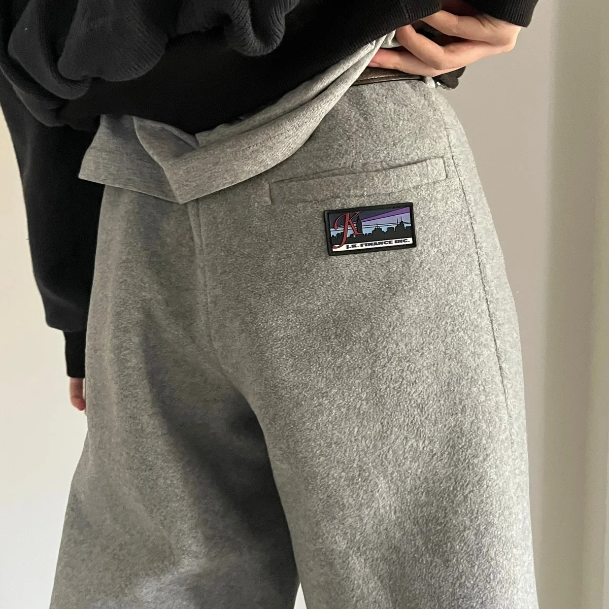 グレー好きの冬支度。【ジュリー ケーゲル】のフリースパンツが手放せません