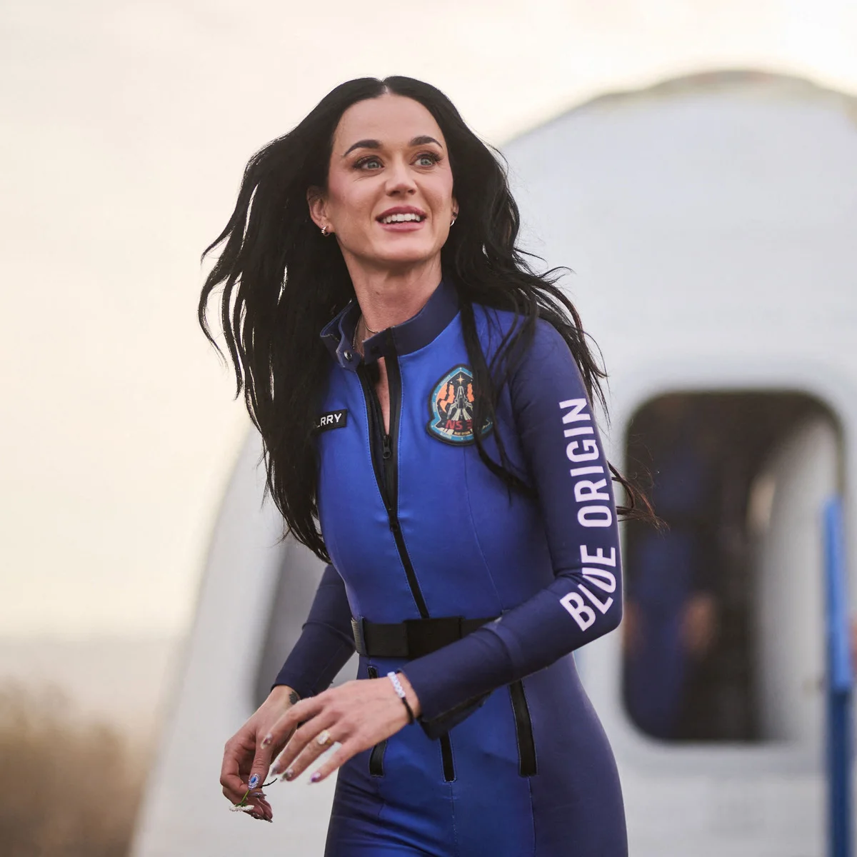 ケイティ・ペリー、史上初・女性だけの宇宙旅行から帰還！ オーランド・ブルーム＆娘のデイジーも打ち上げ会場へ