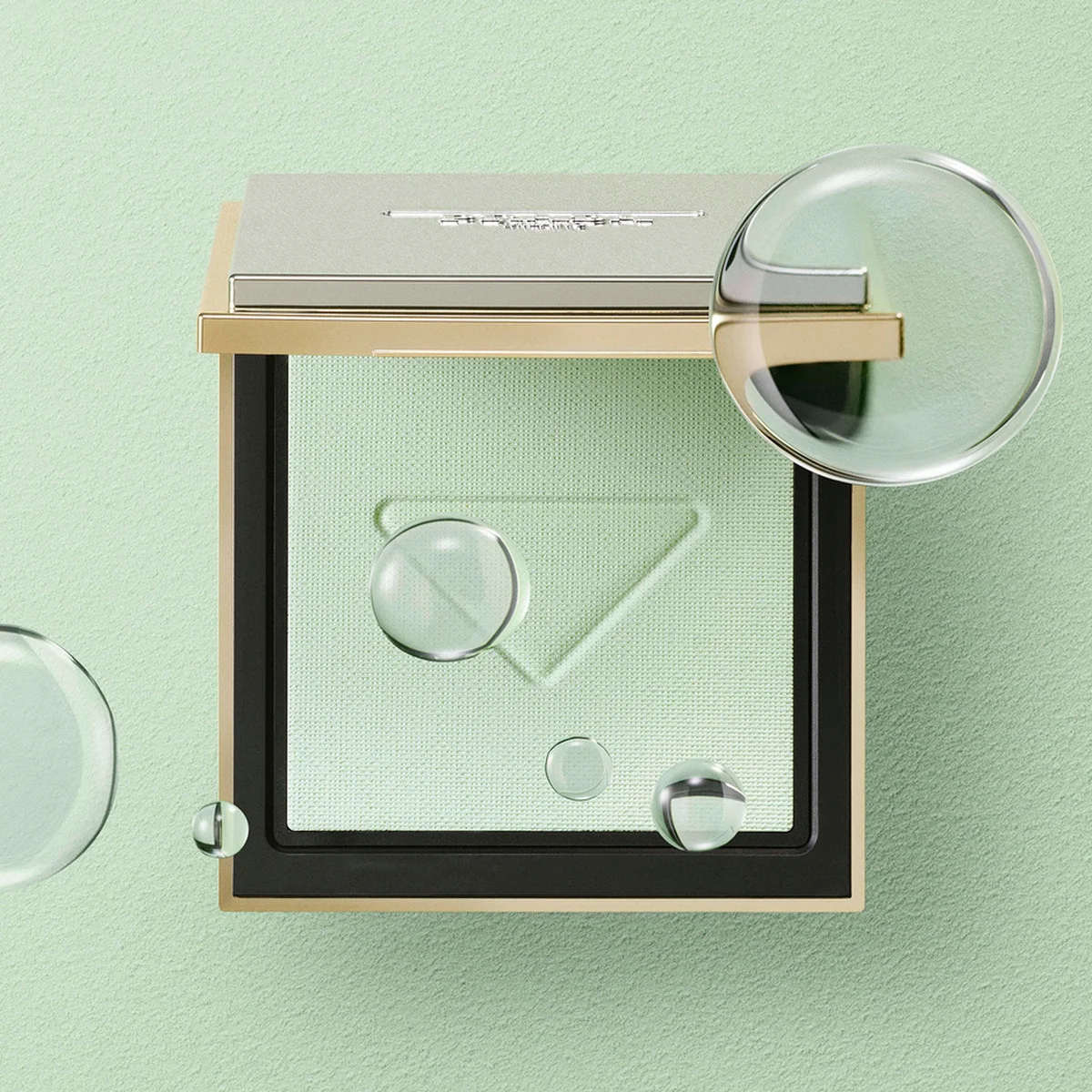 【プラダ ビューティ】プラダ グリーンの透明パウダーで、均一な素肌仕上がりをかなえる