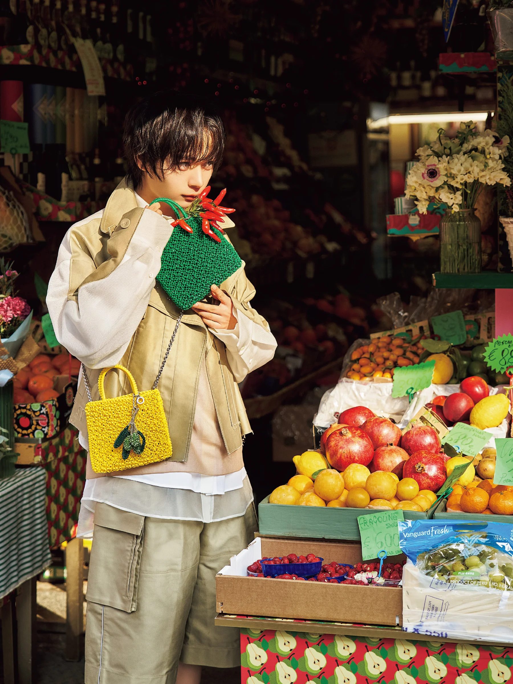 ピンクと水色のマクラメバッグ「マクラメ RE」〈Ｈ21×Ｗ23〉￥49,500・中に入れたバッグ「スタンダード ミニアトゥーラ」〈Ｈ16×Ｗ18.5〉￥36,300・斜めがけしたバッグ「ルッケット ミニアトゥーラ」〈Ｈ8×Ｗ11〉￥35,200・ピッツァチャーム「モティーヴォ イタリア」〈Ｈ8.5×Ｗ6〉￥33,000・レモンチャーム「モティーヴォ フルッタ」〈Ｈ13×Ｗ8×Ｄ6〉￥33,000（すべてアンテプリマ/ワイヤーバッグ）・Ｔシャツ￥16,500・パンツ￥88,000・腰に巻いたスカート￥102,300（すべてアンテプリマ）／アンテプリマジャパン