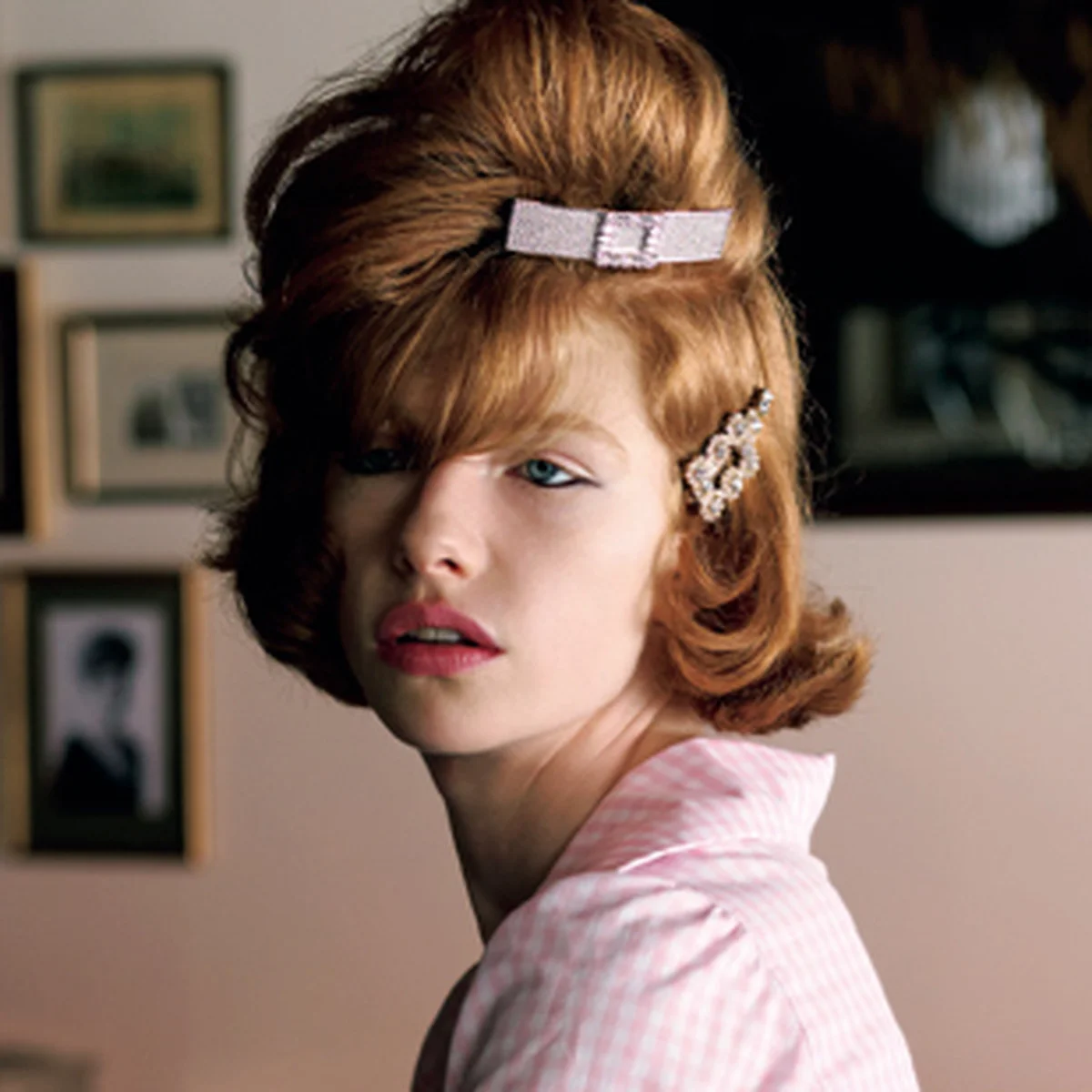 【セリーヌ】【バレンシアガ】etc. 人気ブランドのヘアアクセサリー。シネマティックな気分で装いたい！