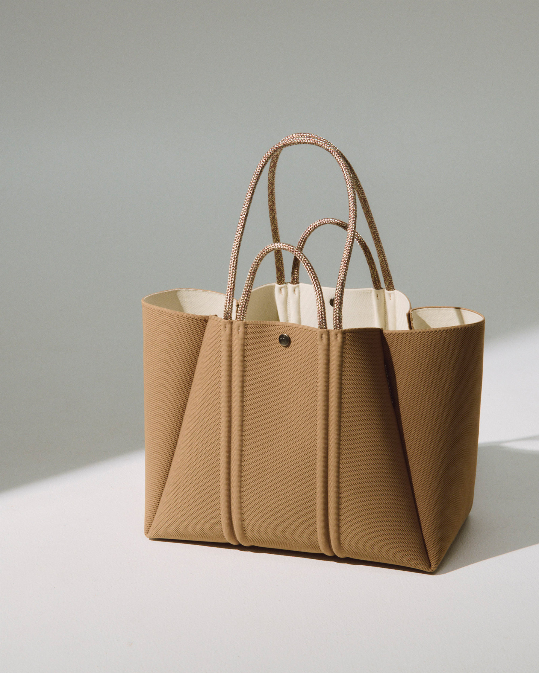 バッグ「メリディアン ミディ トート」〈H24×W33×D17cm〉￥58,300（※日比谷店限定）／リトルリーグ インク（ステート オブ エスケープ）