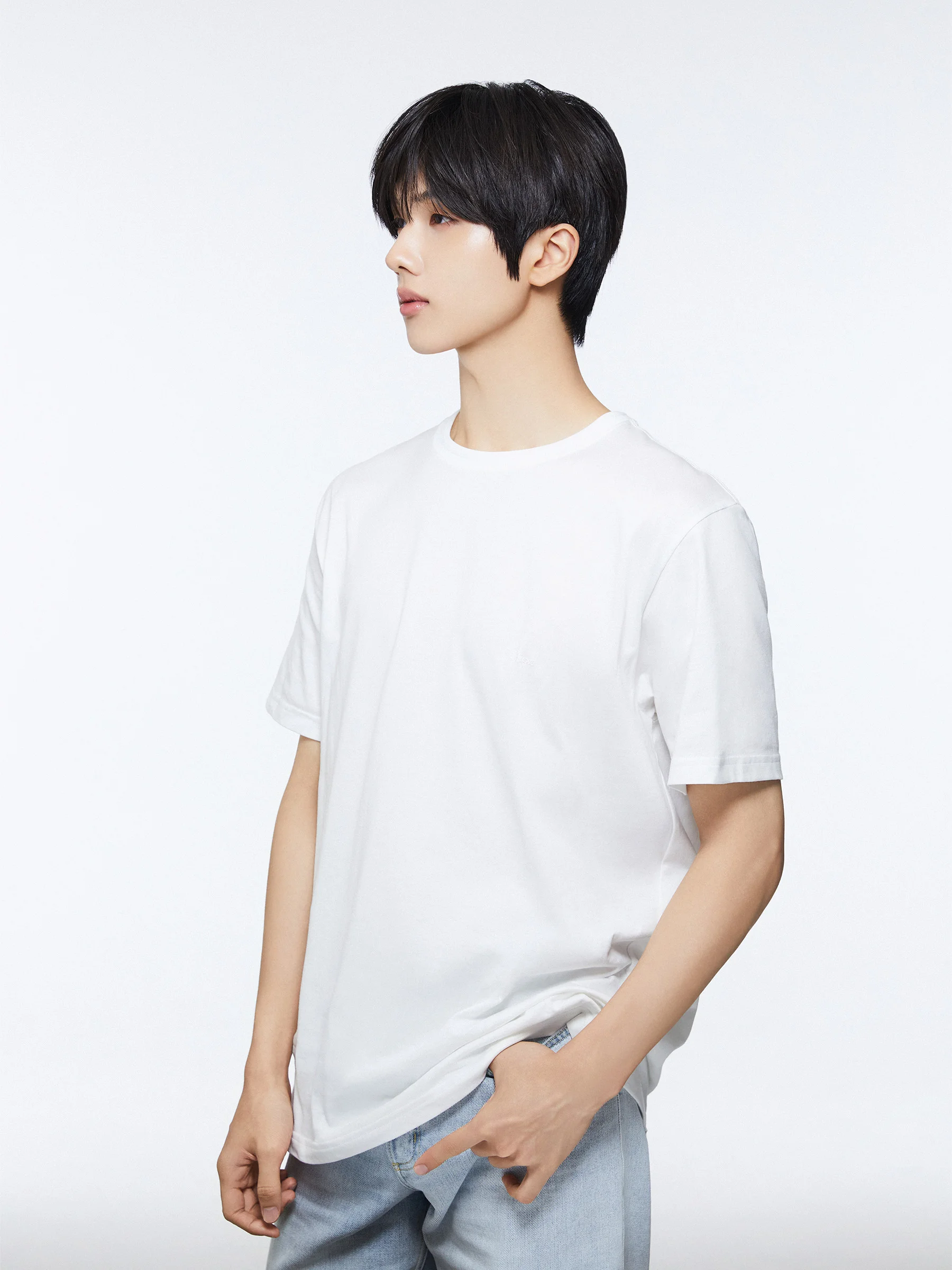 Tシャツ¥140,000・デニムパンツ¥170,000／クリスチャン ディオール（ディオール）0120-02-1947