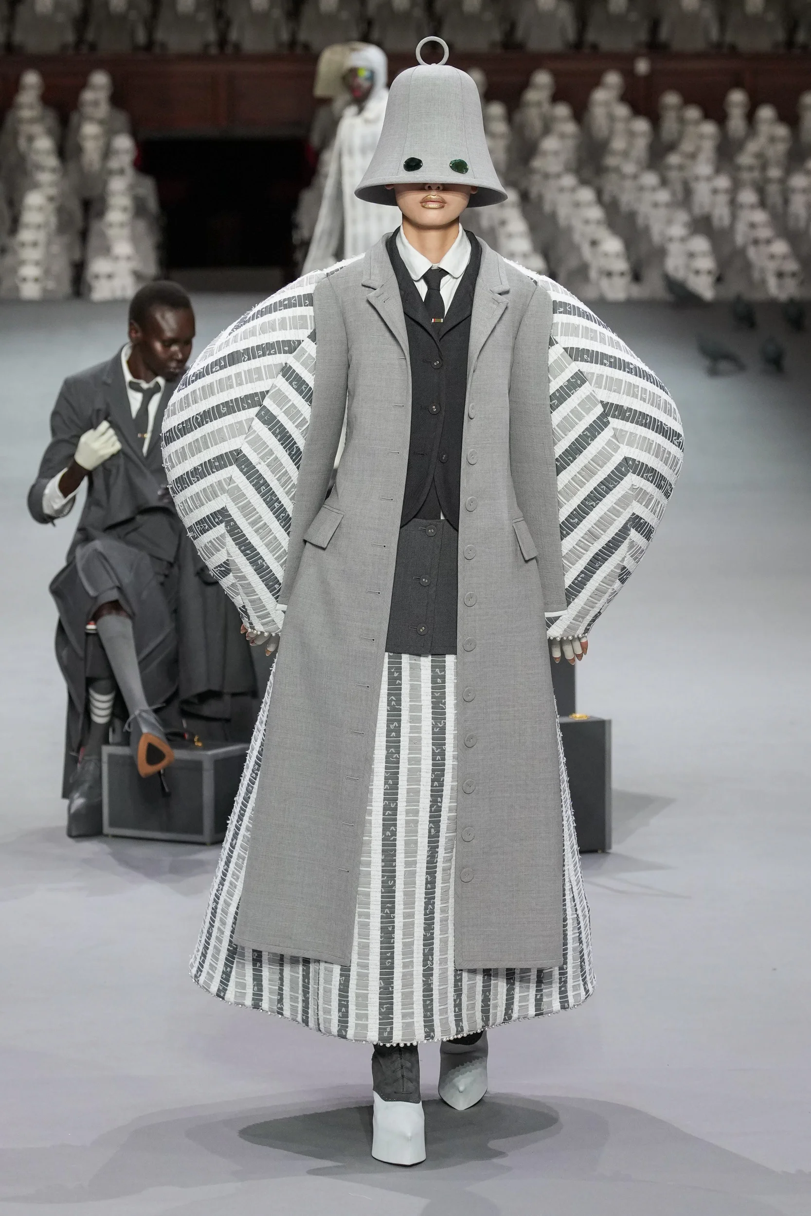 2023-24年秋冬オートクチュールコレクション_THOM BROWNE(トム ブラウン ニューヨーク)_モデル_13