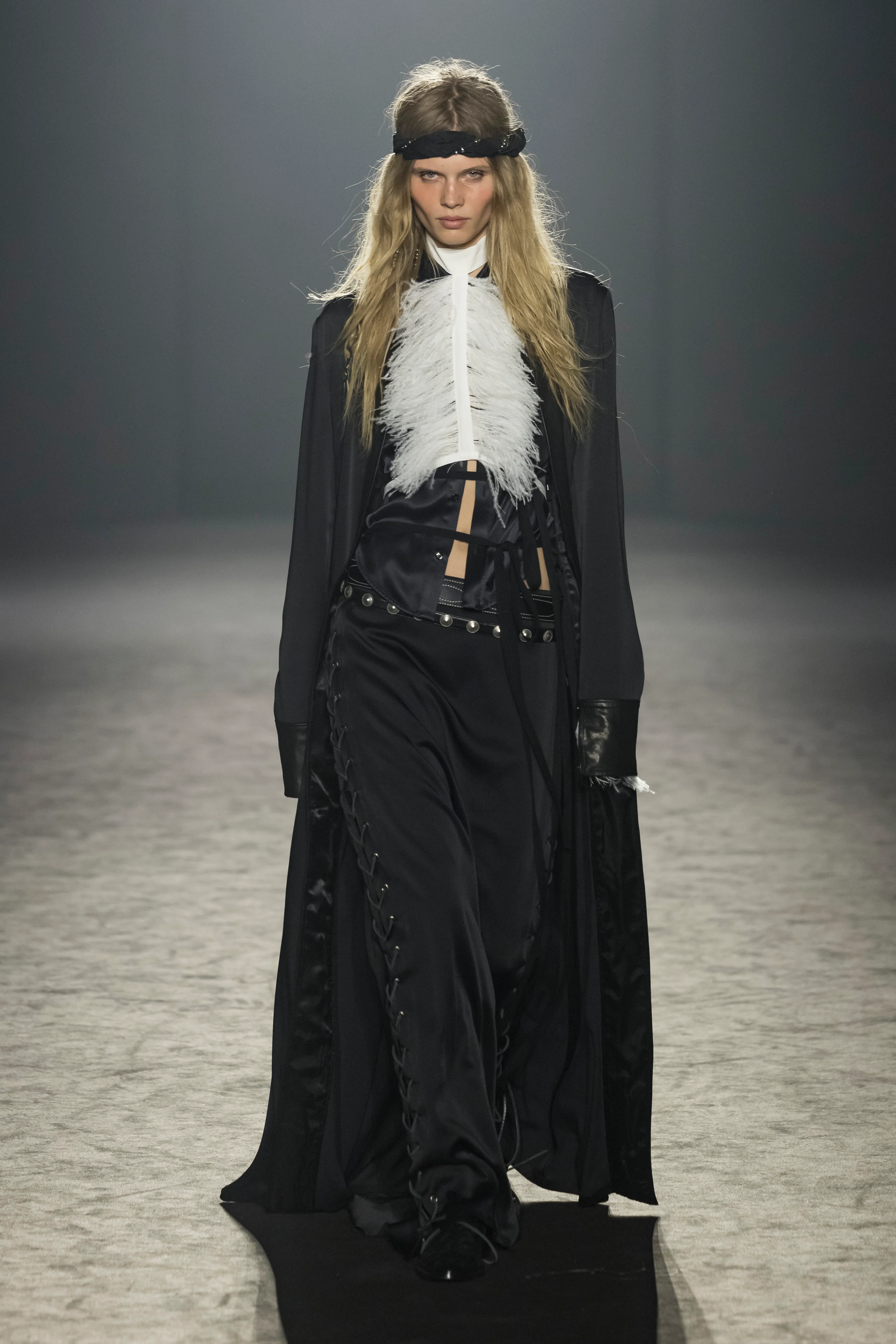 2025年秋冬コレクション_ANN DEMEULEMEESTER(アン ドゥムルメステール)_モデル_31