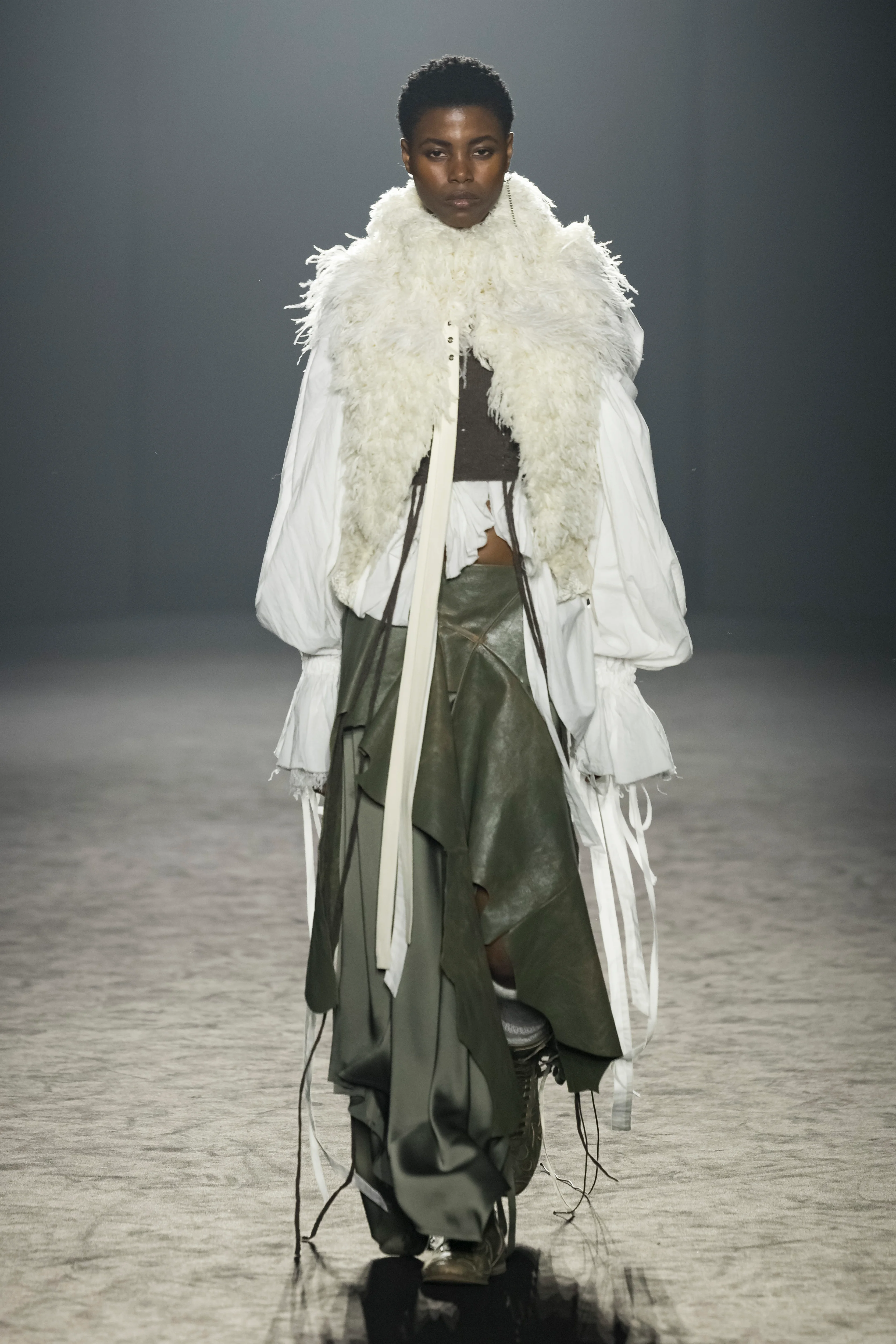2025年秋冬コレクション_ANN DEMEULEMEESTER(アン ドゥムルメステール)_モデル_21