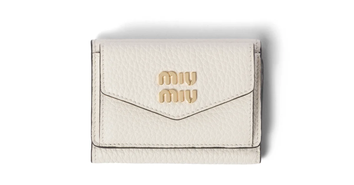 miu miu 三つ折り財布 ホワイト ミュウミュウ】ホワイトレザーが映える、モードな三つ折り財布 - SPUR