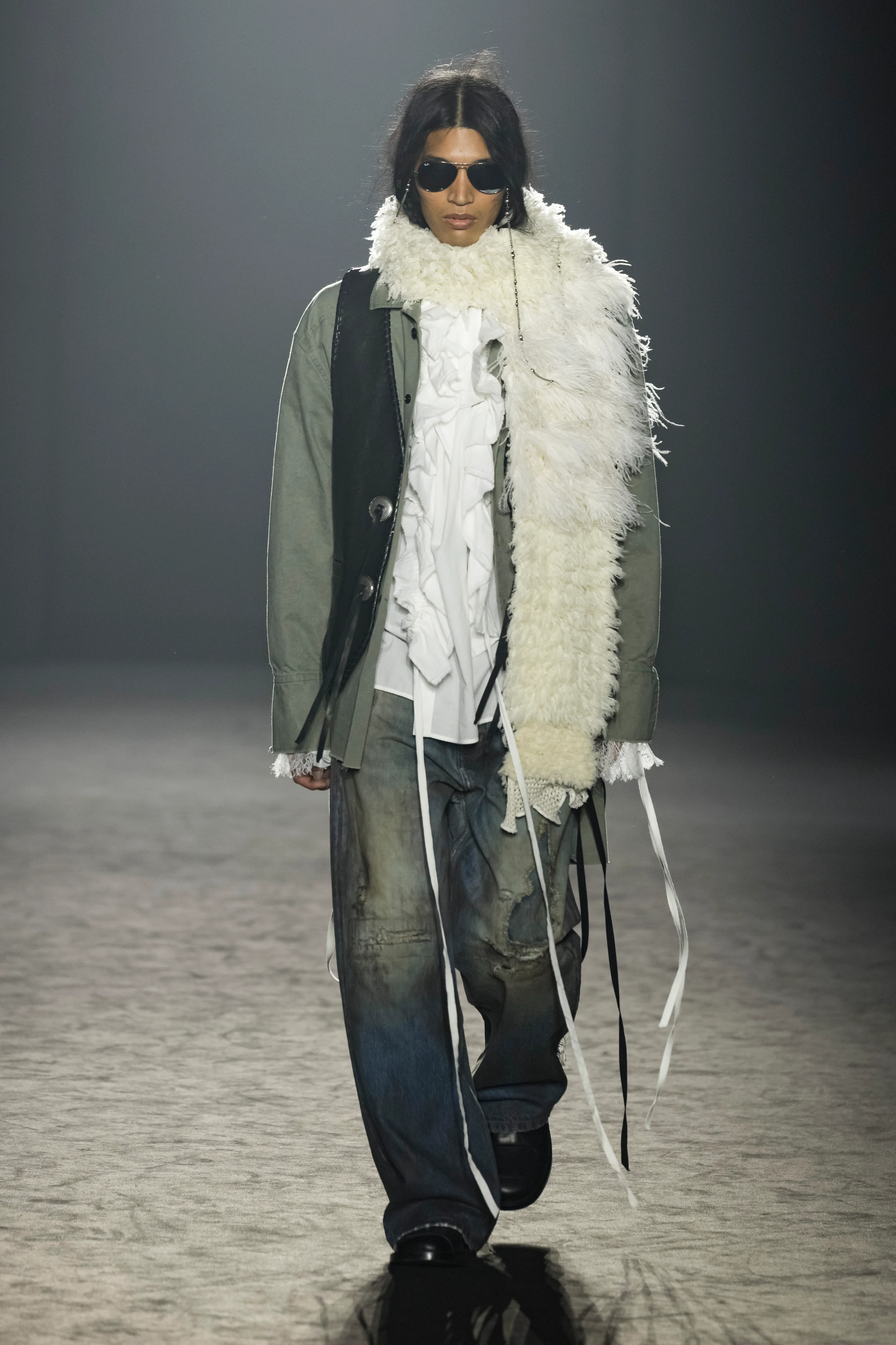2025年秋冬コレクション_ANN DEMEULEMEESTER(アン ドゥムルメステール)_モデル_20