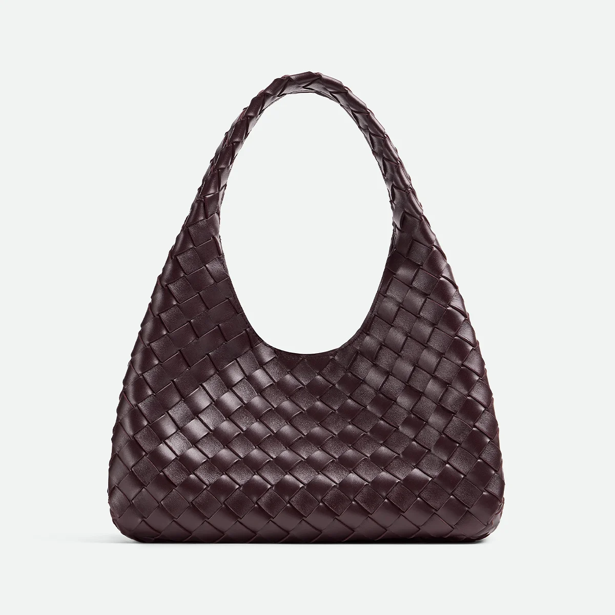 バッグ「スモール カンパーナ」〈H16×W28×D15cm〉￥638,000／ボッテガ・ヴェネタ ジャパン（ボッテガ・ヴェネタ）