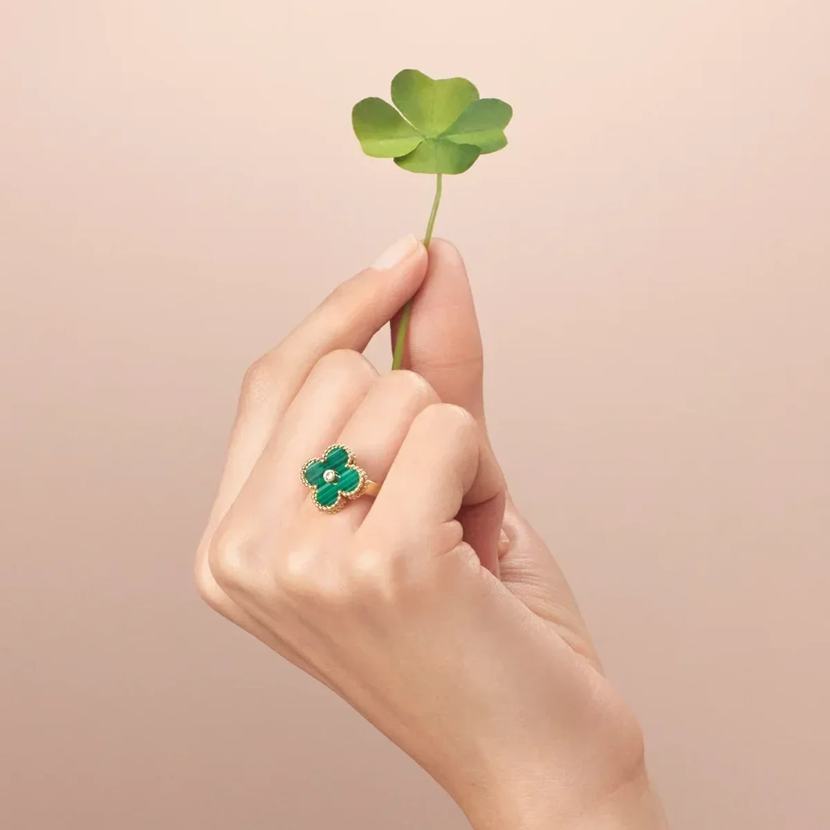 【ヴァン クリーフ＆アーペル】永遠の名品ジュエリー3選｜【アルハンブラ】、【ペルレ】、【ラッキー スプリング】