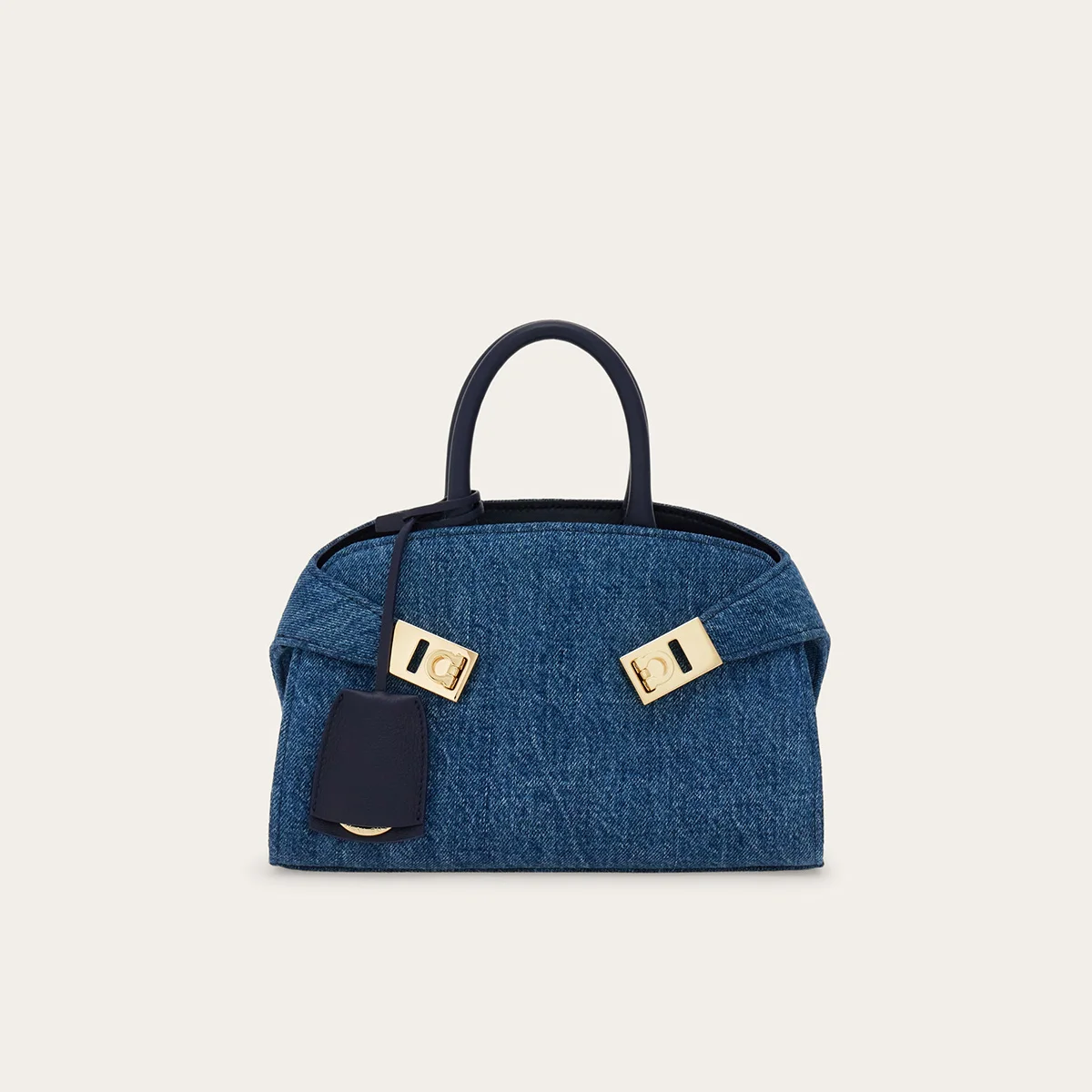 FERRAGAMO　HUGバッグ、モダニティと美しさを抱きしめての画像3-1