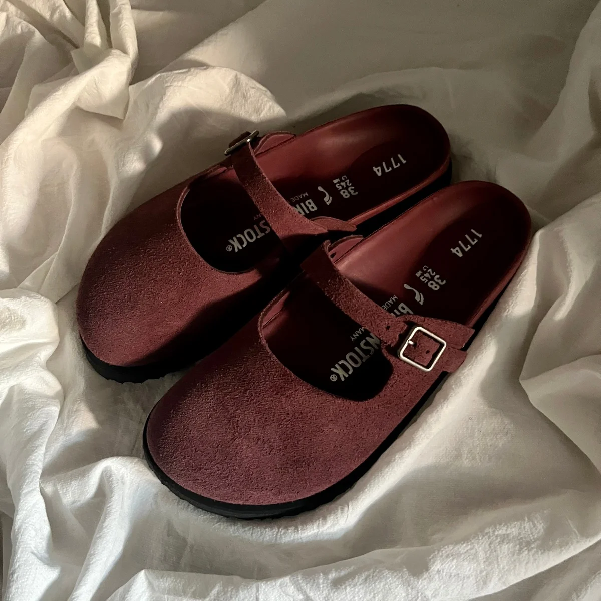 冬の足もとに選んだのは、【ビルケンシュトック】のバーガンディ。「1774 マリア スエード」をレビュー！