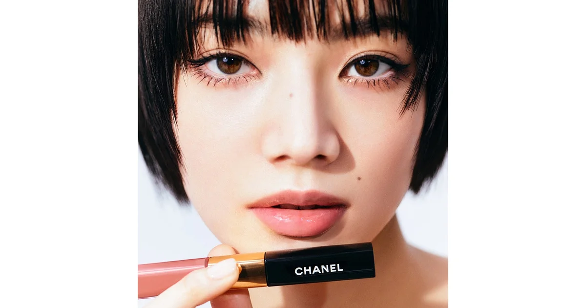 シャネル】小松菜奈が魅せる、落ちない艶。2 in 1リップの新ビジュアル