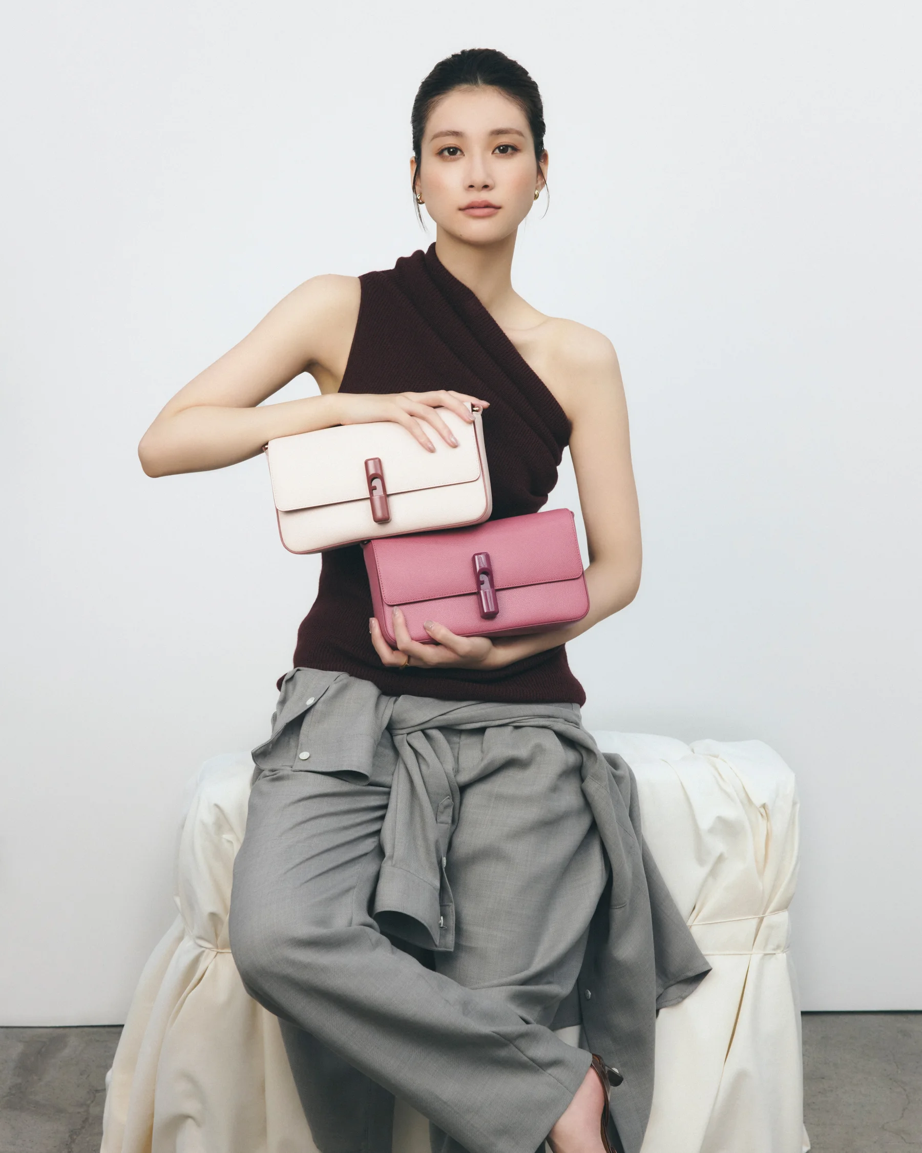 バッグ「フルラ イリデ S クロスボディ」〈H13×W24×D6cm〉各¥49,500/フルラ ジャパン(フルラ)