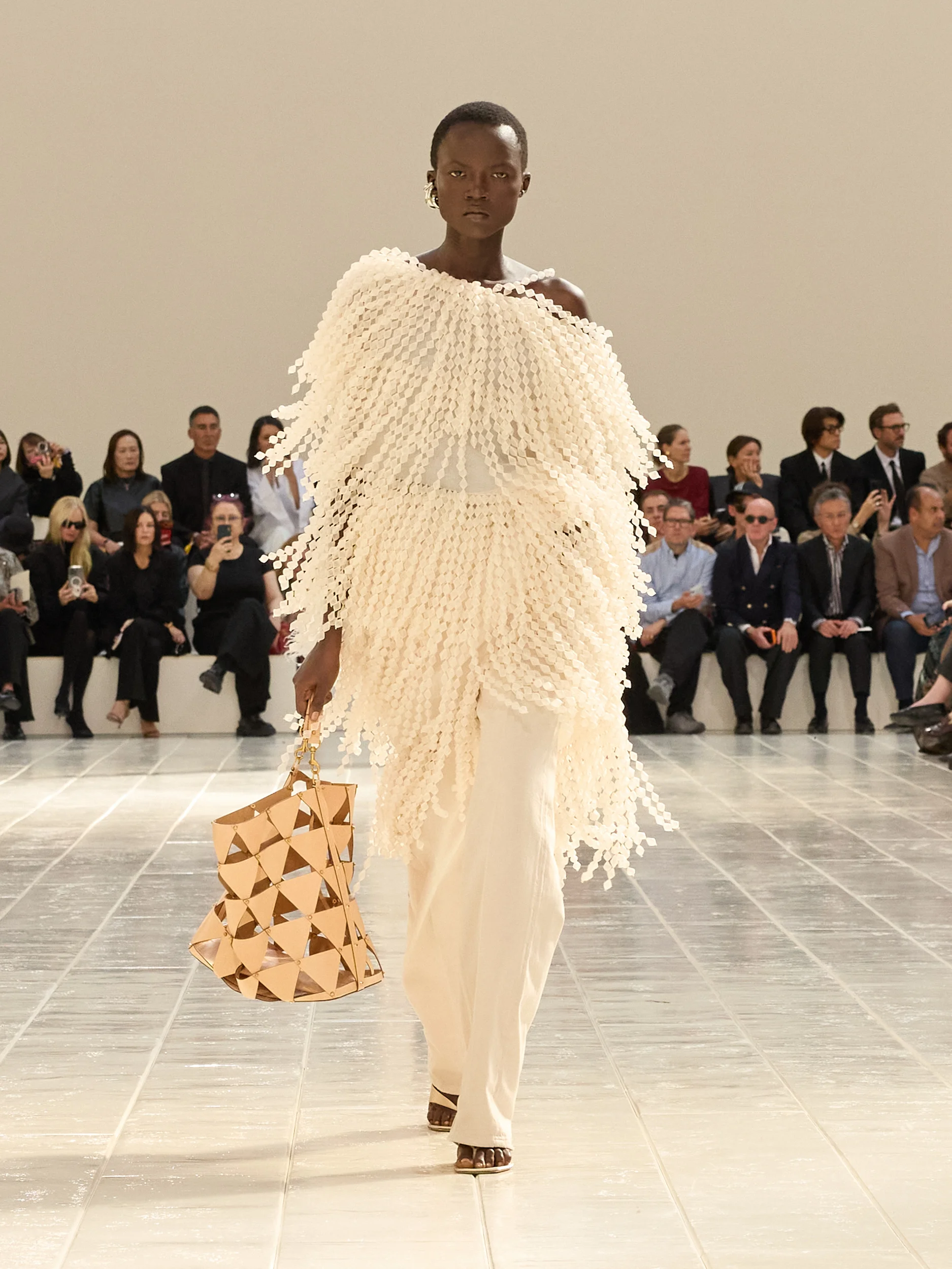 2027年春夏コレクション_BALENCIAGA(バレンシアガ)_モデル_5