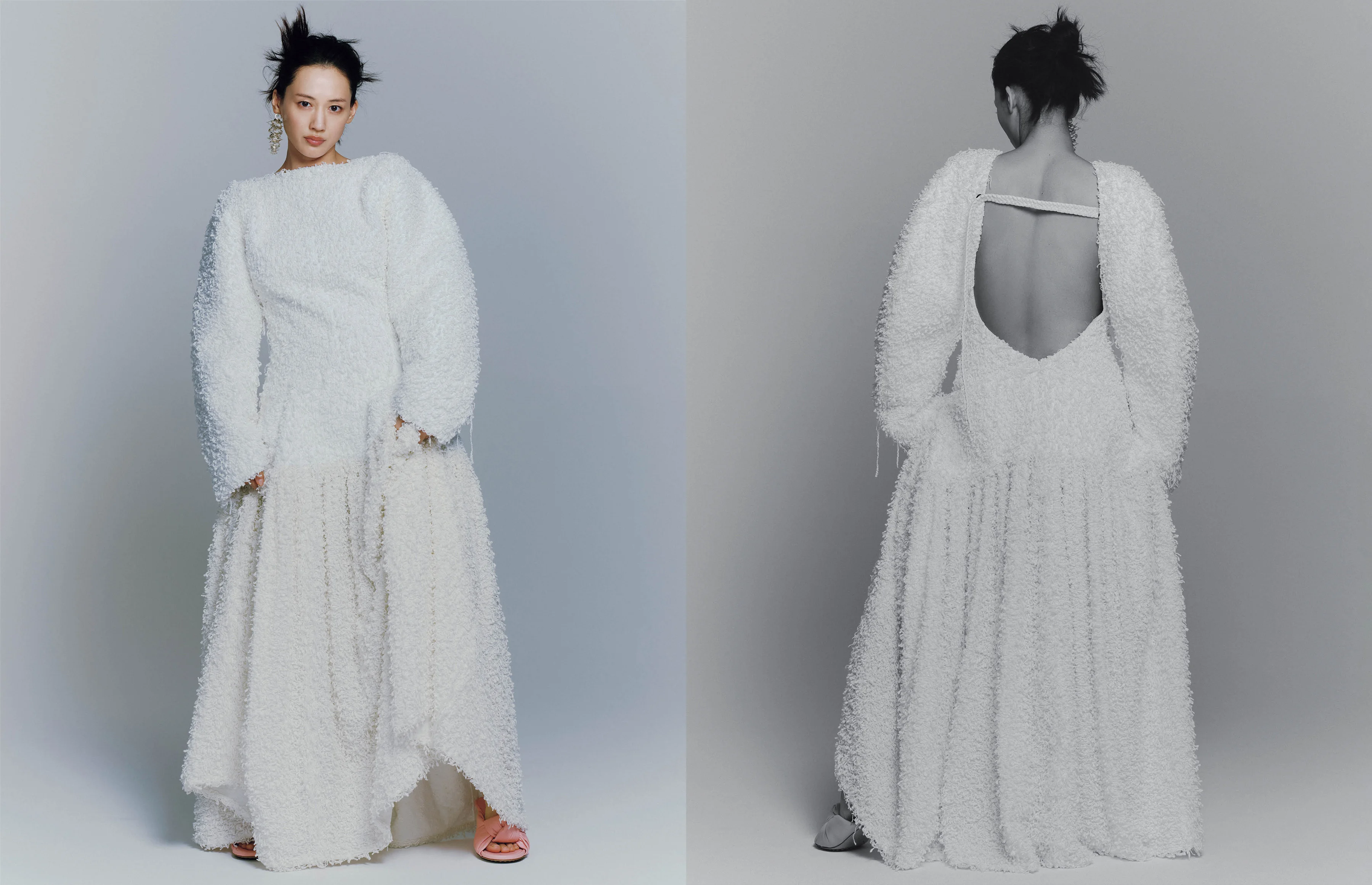 ドレス￥1,299,100・ピアス（片耳）￥260,700・サンダル￥220,000／ボッテガ・ヴェネタ ジャパン（ボッテガ・ヴェネタ）