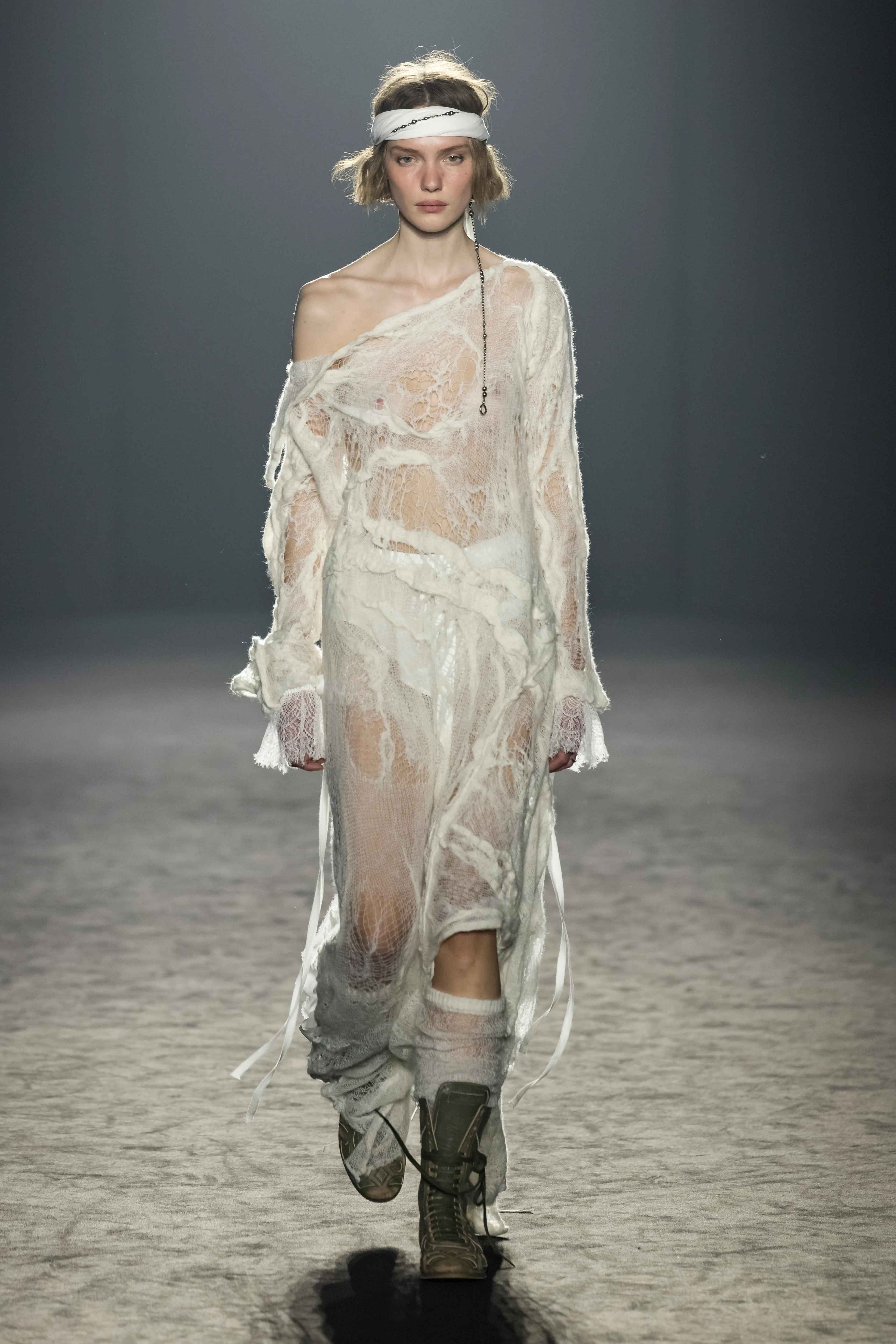 2025年秋冬コレクション_ANN DEMEULEMEESTER(アン ドゥムルメステール)_モデル_19