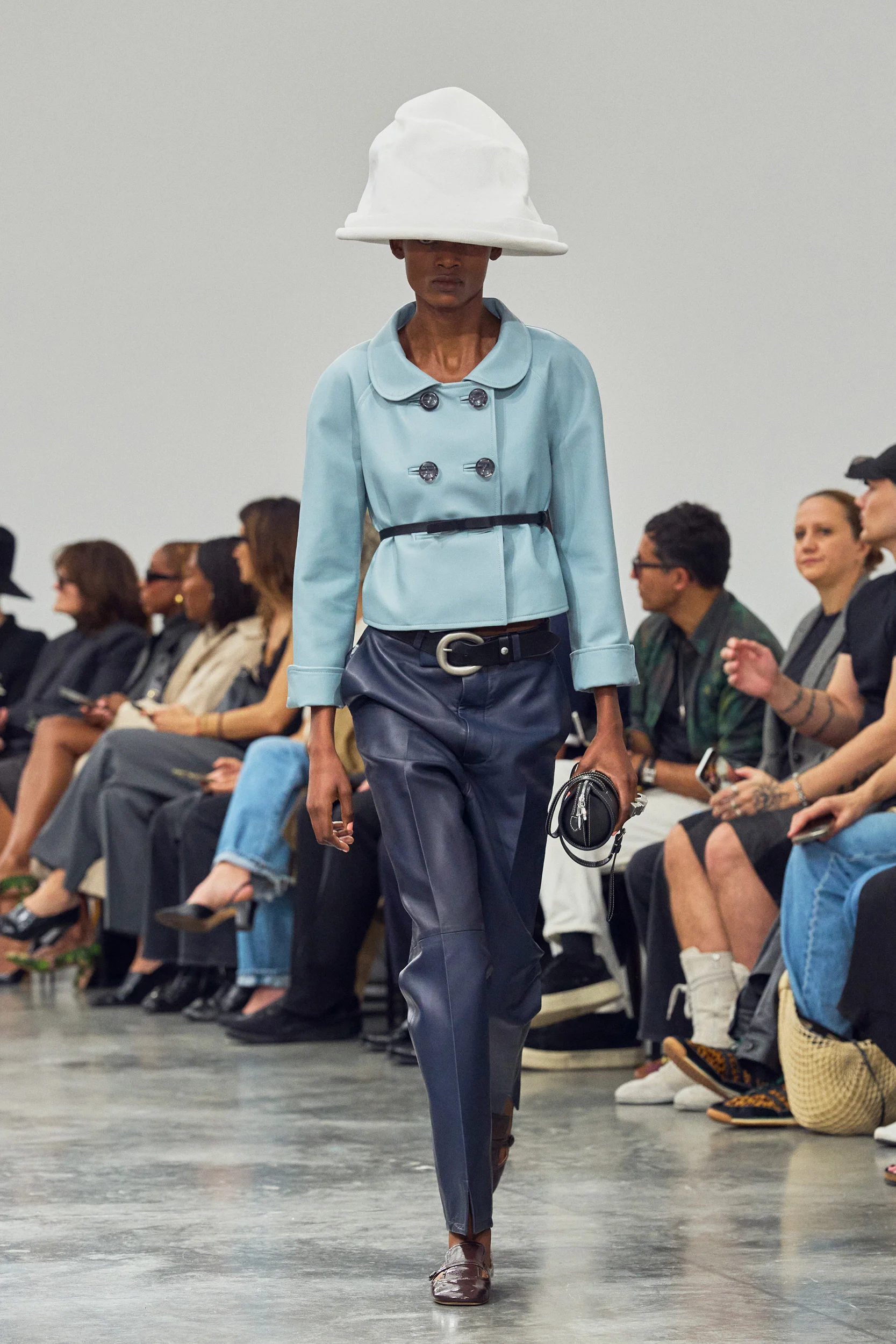 2027年春夏コレクション_COURREGES(クレージュ)_モデル_12