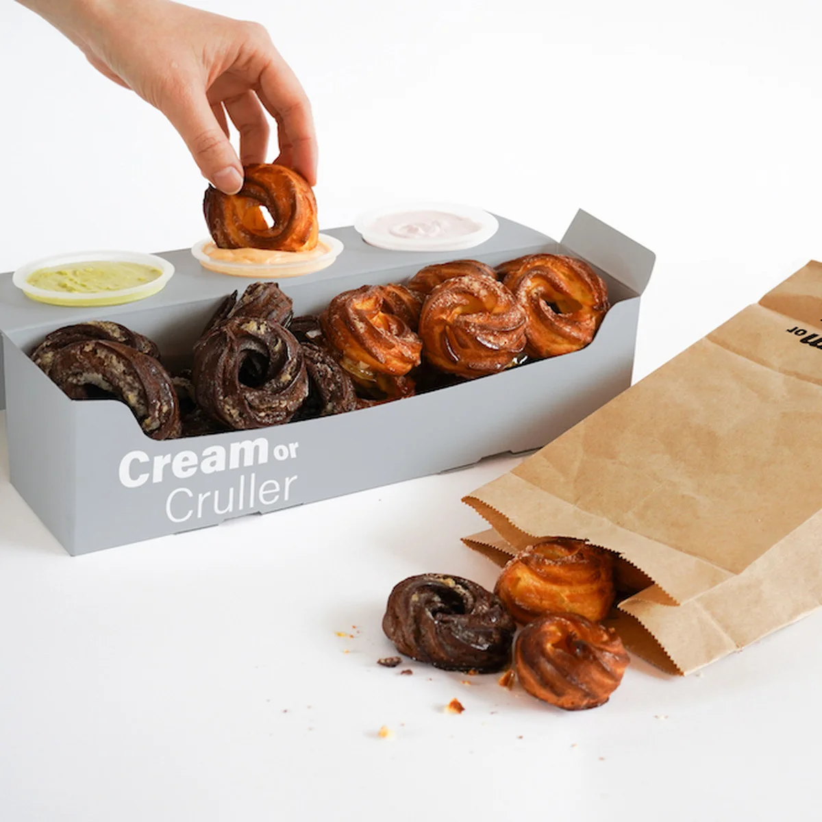 シュークリーム×フレンチクルーラーの新感覚スイーツが誕生。クリーム オア クルーラー、渋谷にオープン