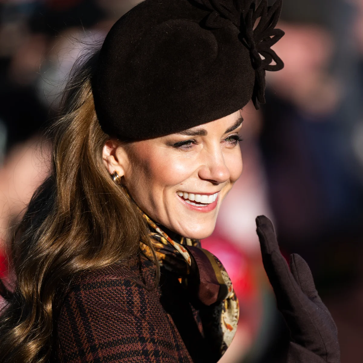 キャサリン皇太子妃が英国王室恒例のクリスマス礼拝で、チェック柄コートの見事な着回しを披露！ ルイ王子は特大チョコレートを抱きしめて、話題をさらう