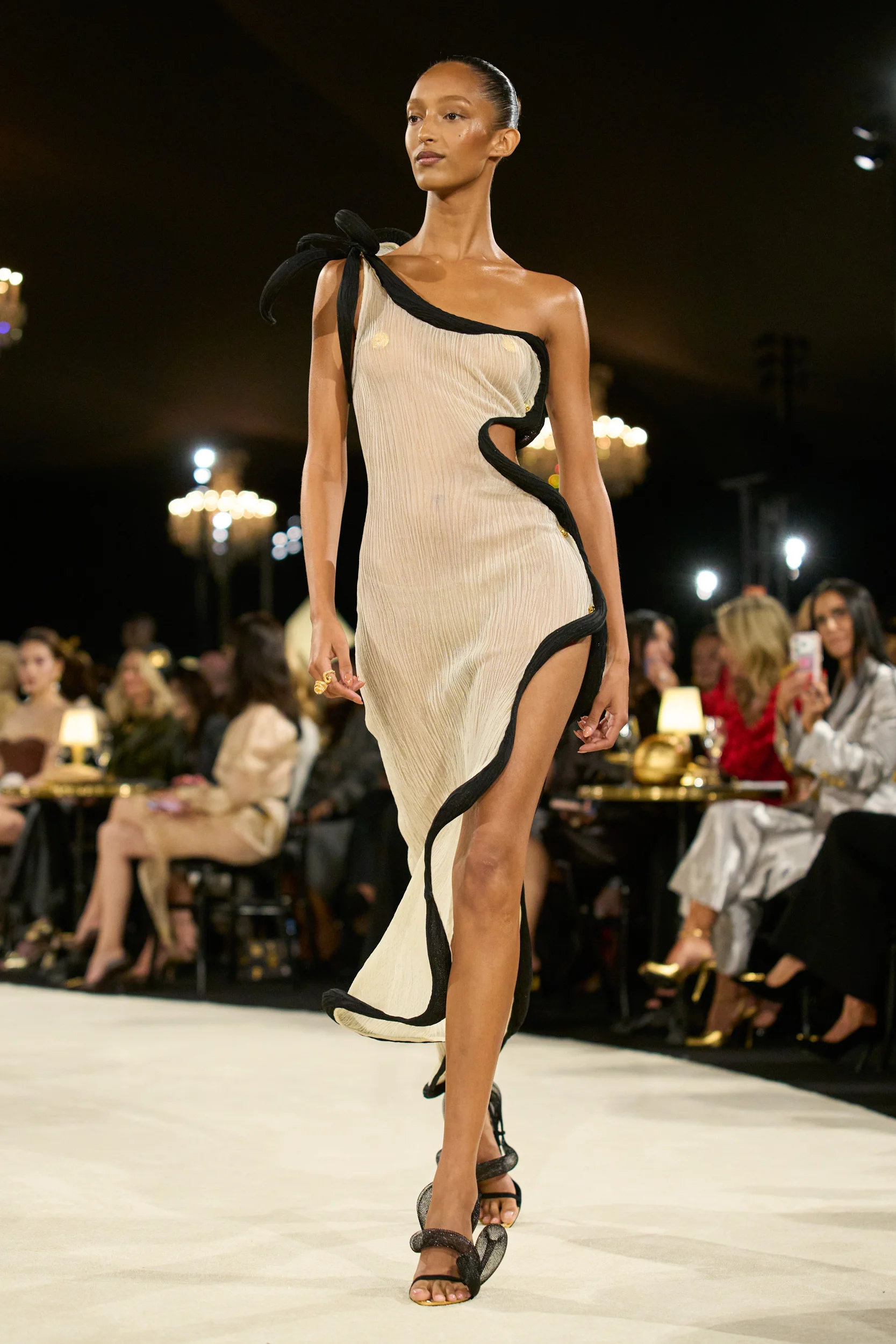 2027年春夏コレクション_SCHIAPARELLI(スキャパレリ)_モデル_38