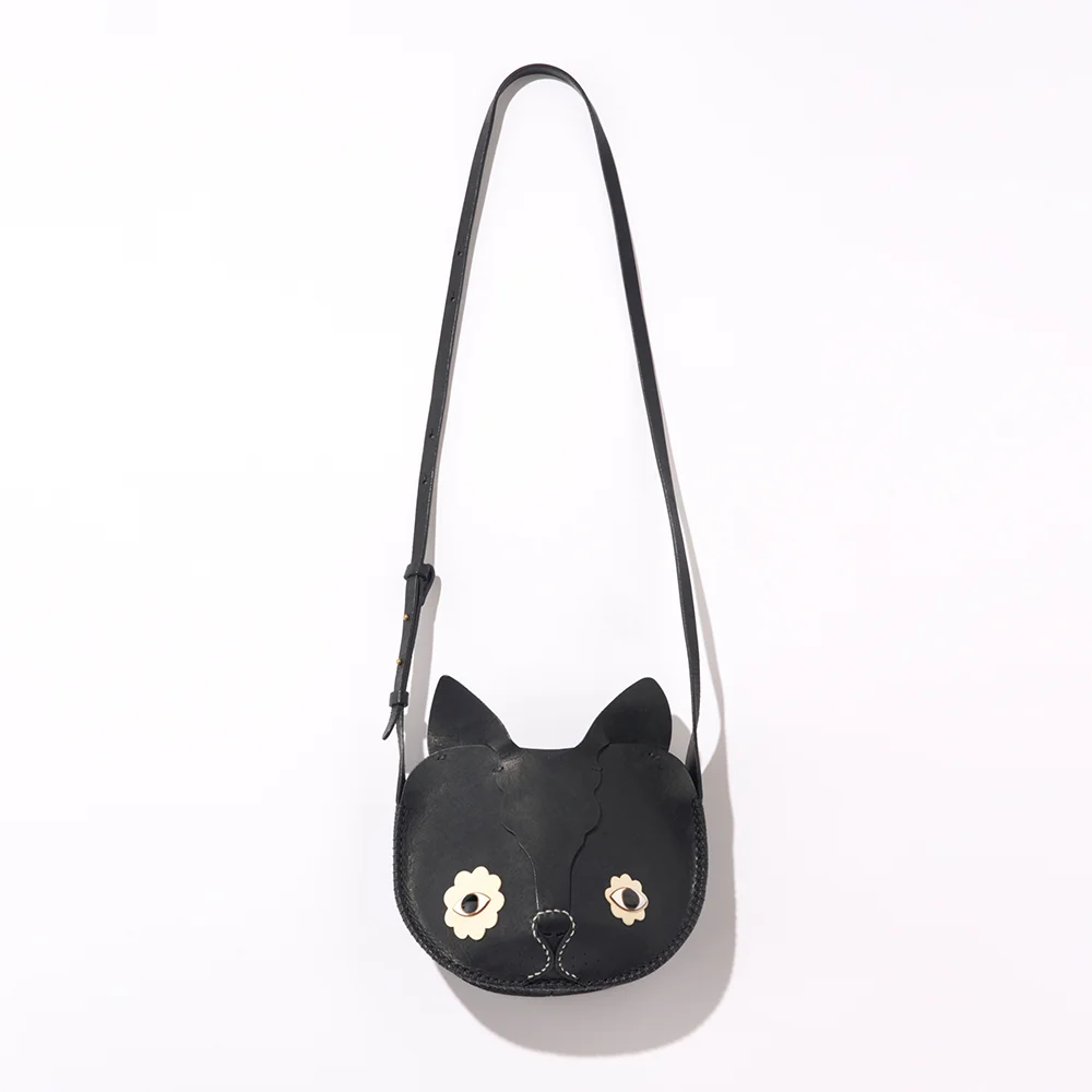 バッグ〈H15×W17×D5cm、肩紐100cm〉¥110,000／ミナ ペルホネン