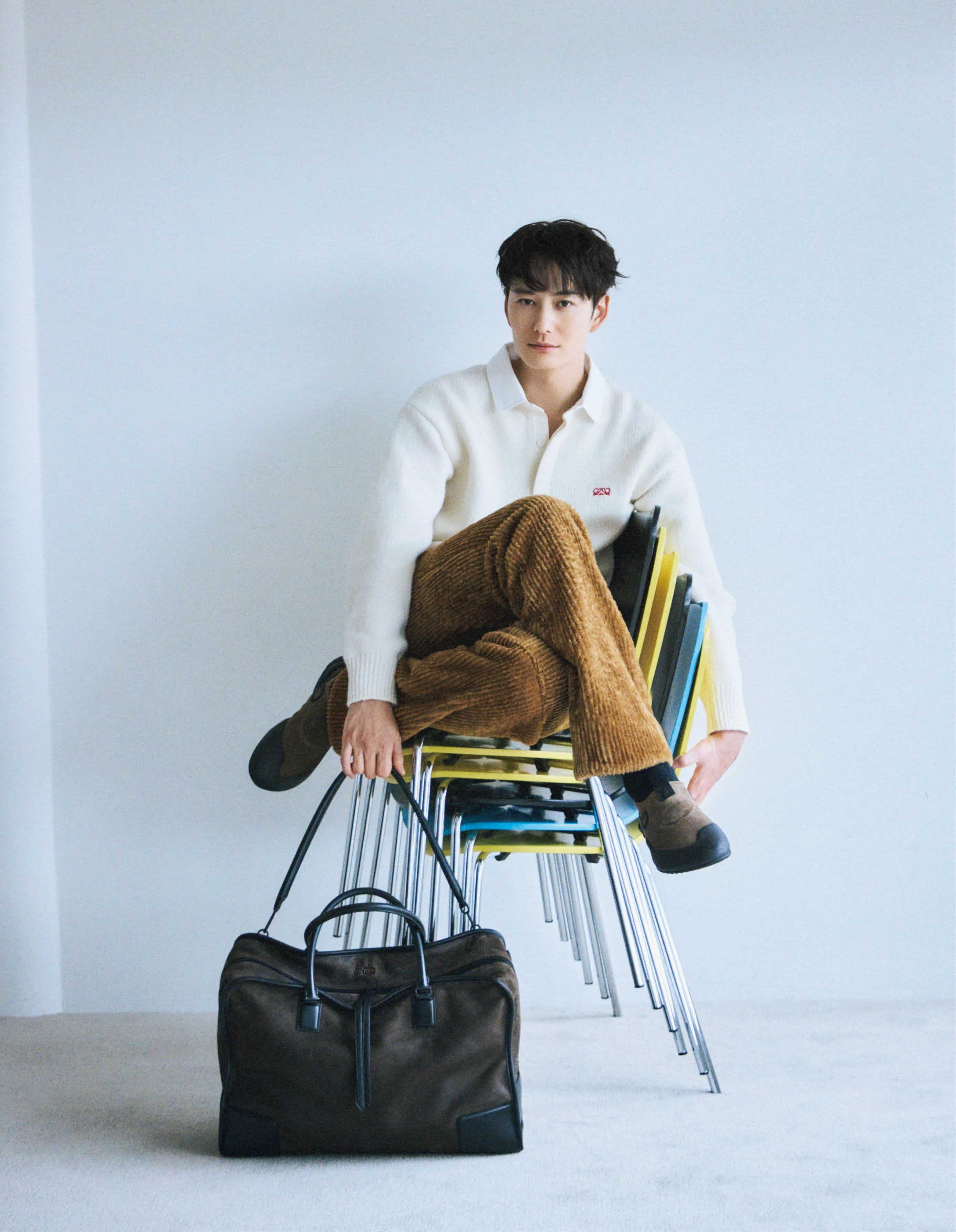 ポロ セーター￥237,600・パンツ￥1,028,500・靴「グリップ アクアシューズ」￥151,800・ヌバックのバッグ「アマソナ180 ダッフル」（ショルダー、クロスボディストラップつき）〈Ｈ32×Ｗ48×Ｄ19〉￥734,800（すべて予定価格）／ロエベ ジャパン クライアントサービス（ロエベ）　ソックス／スタイリスト私物