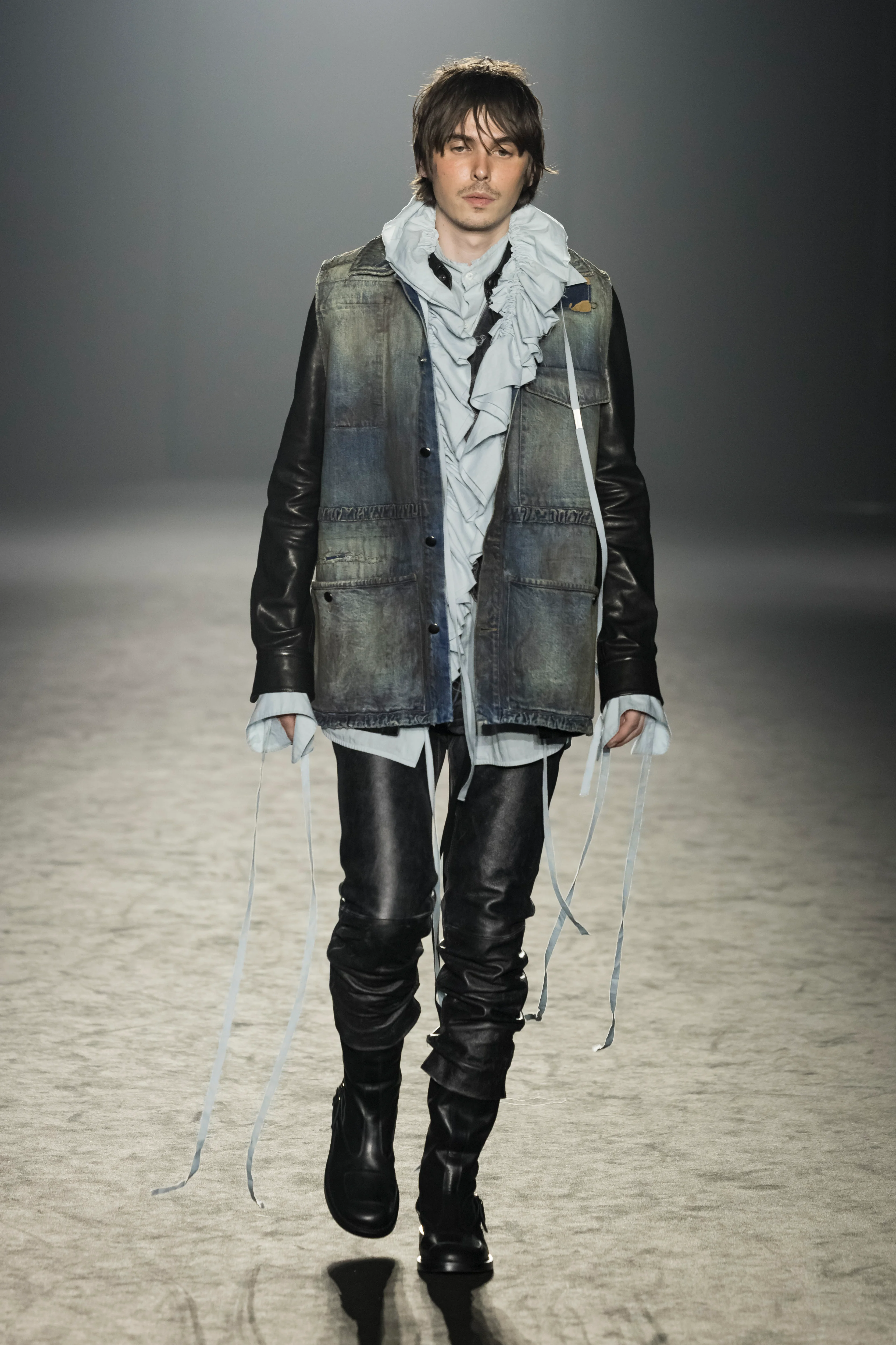 2025年秋冬コレクション_ANN DEMEULEMEESTER(アン ドゥムルメステール)_モデル_22