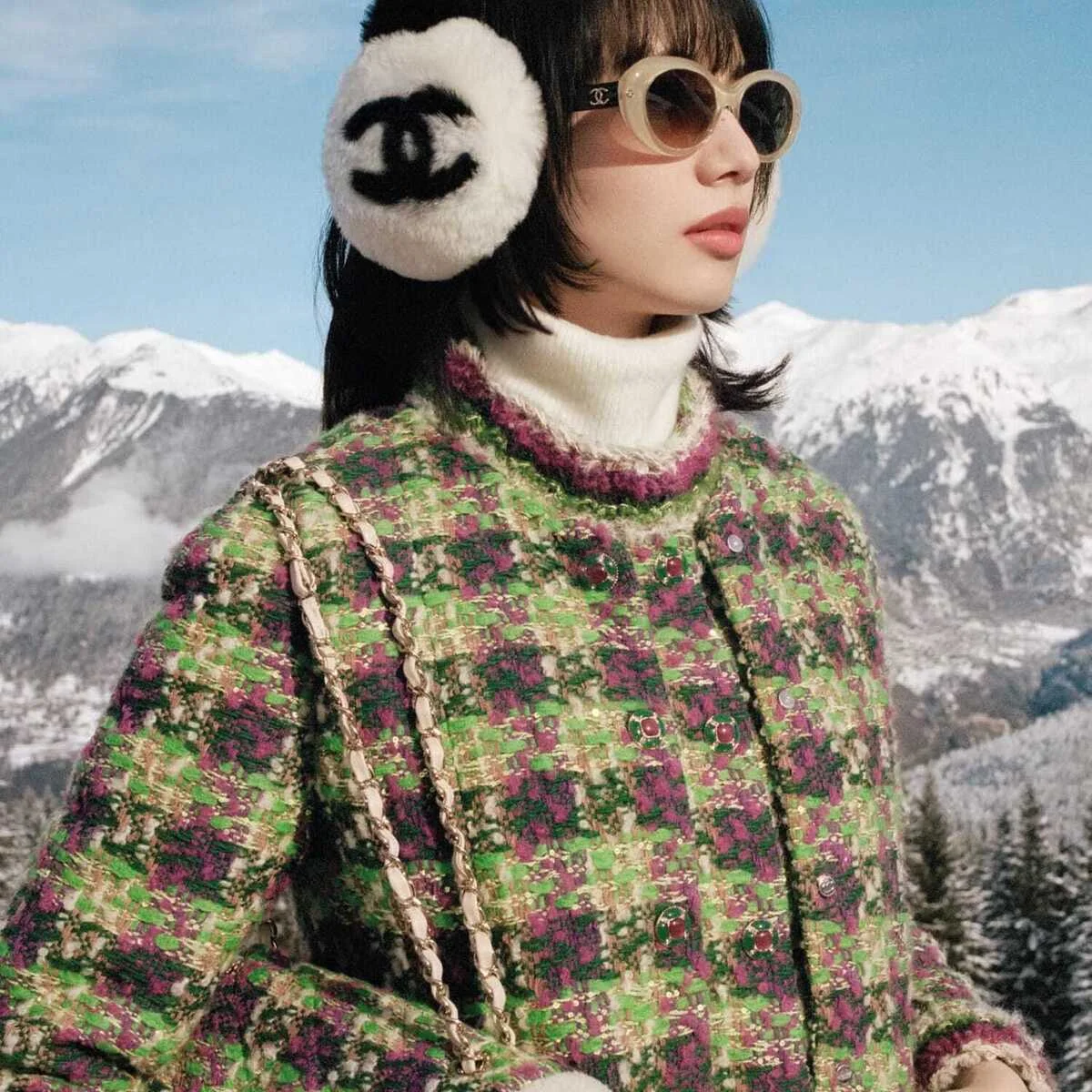 #小松菜奈 が【シャネル】の2025/26年「ココ ネージュ」コレクションのキャンペーンに登場。幻想的なビジュアルを公開