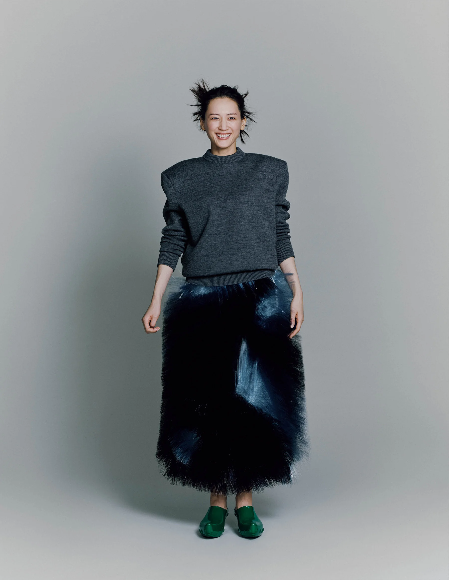 セーター￥320,100・スカート￥3,080,000・靴￥137,500／ボッテガ・ヴェネタ ジャパン（ボッテガ・ヴェネタ）