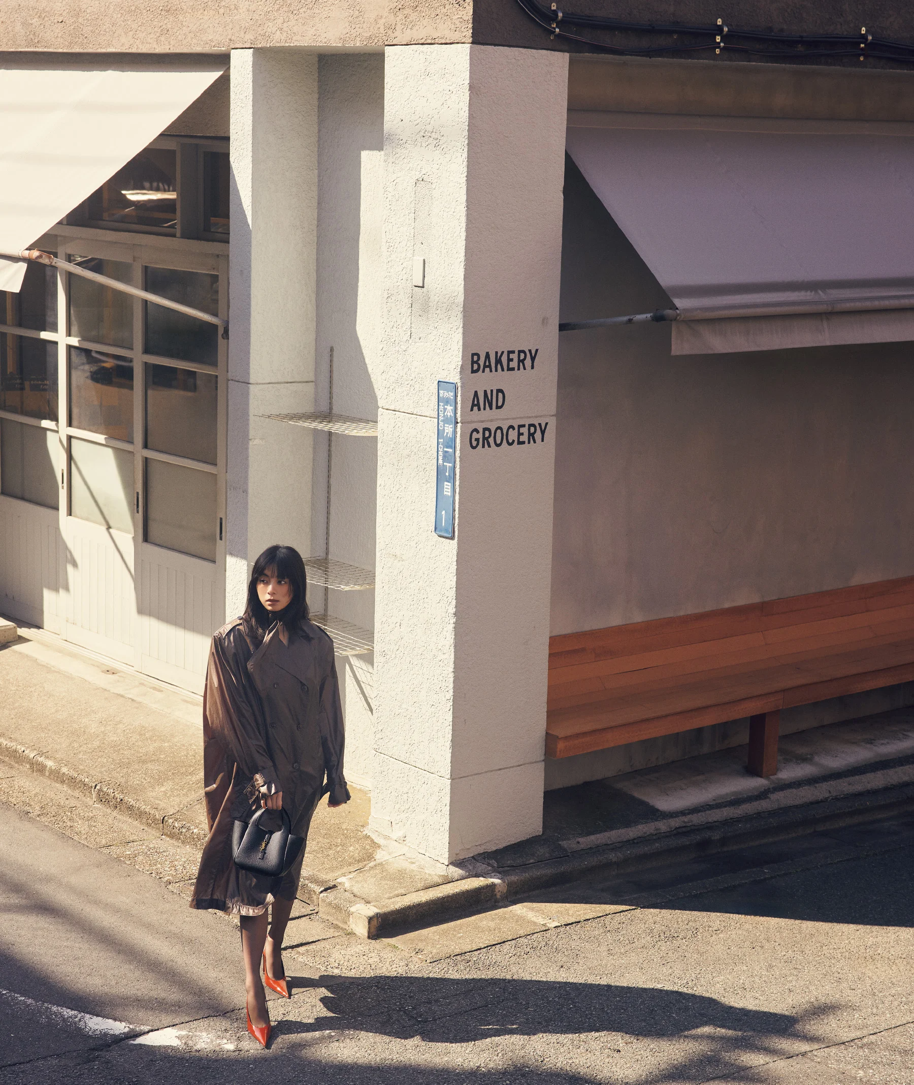 バッグ「ル・サンカセット ベイビーベア」〈H15×W18×Ｄ13〉￥379,500・コート￥645,700・靴￥214,500（参考価格）／サンローラン クライアントサービス（サンローラン バイ アンソニー・ヴァカレロ）