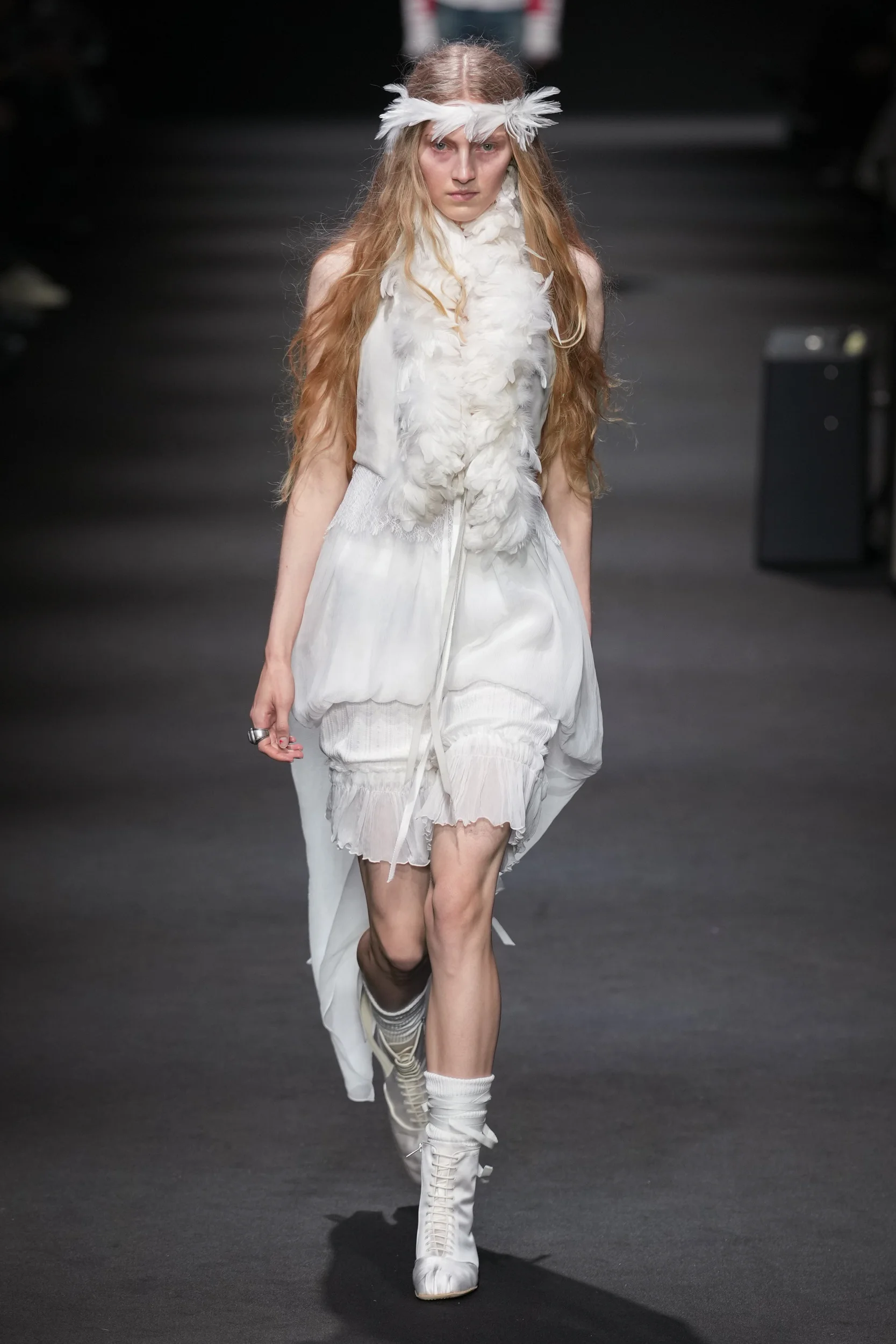 2026年春夏コレクション_ANN DEMEULEMEESTER(アン ドゥムルメステール)_モデル_17