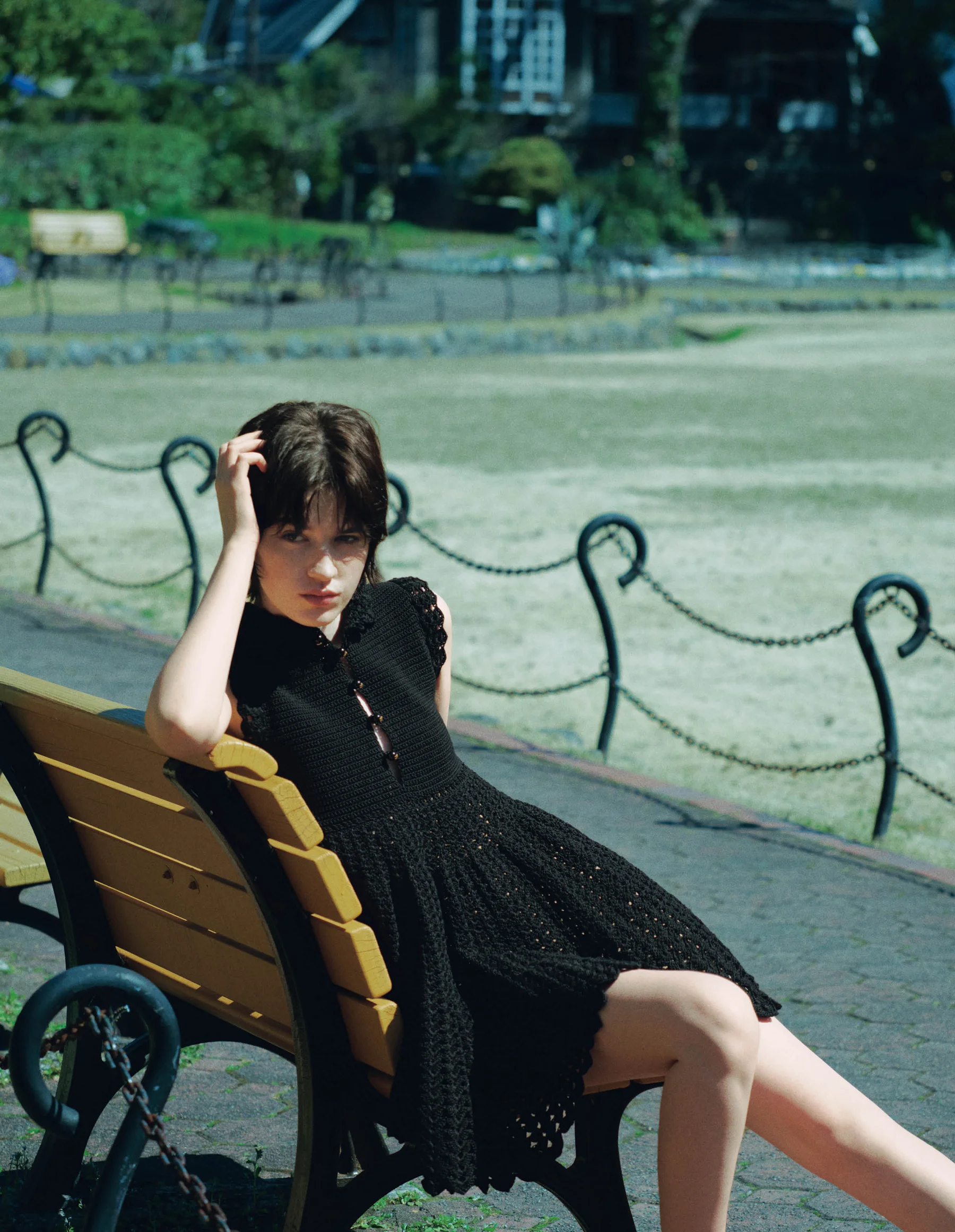 ドレス￥572,000（予定価格）（セリーヌ）・ ル・ルージュ・セリーヌ マット リップバーム 03 ￥9,460（予定価格）（セリーヌ ボーテ）／セリーヌ ジャパン